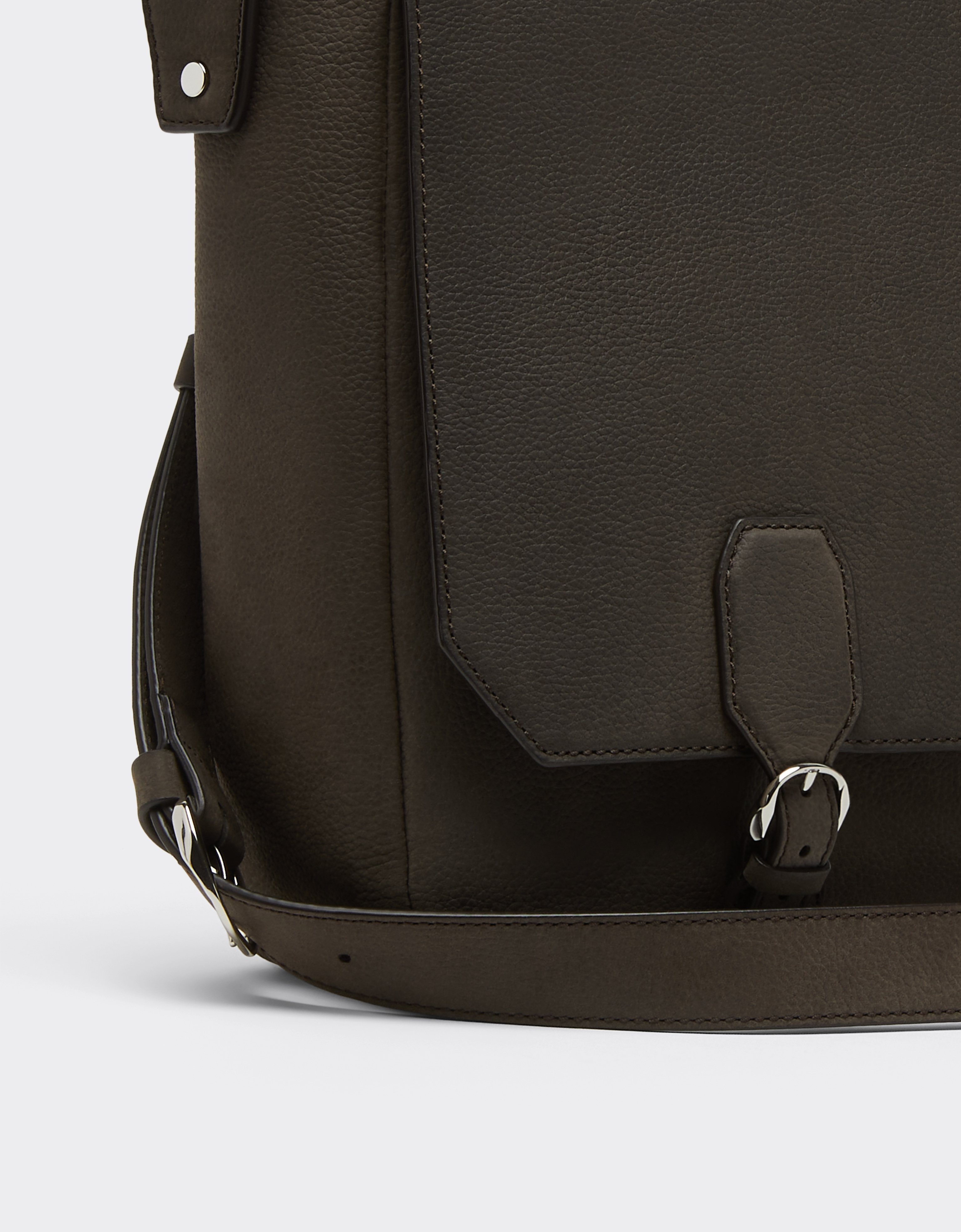 Bolso tipo mensajero de piel encerada
