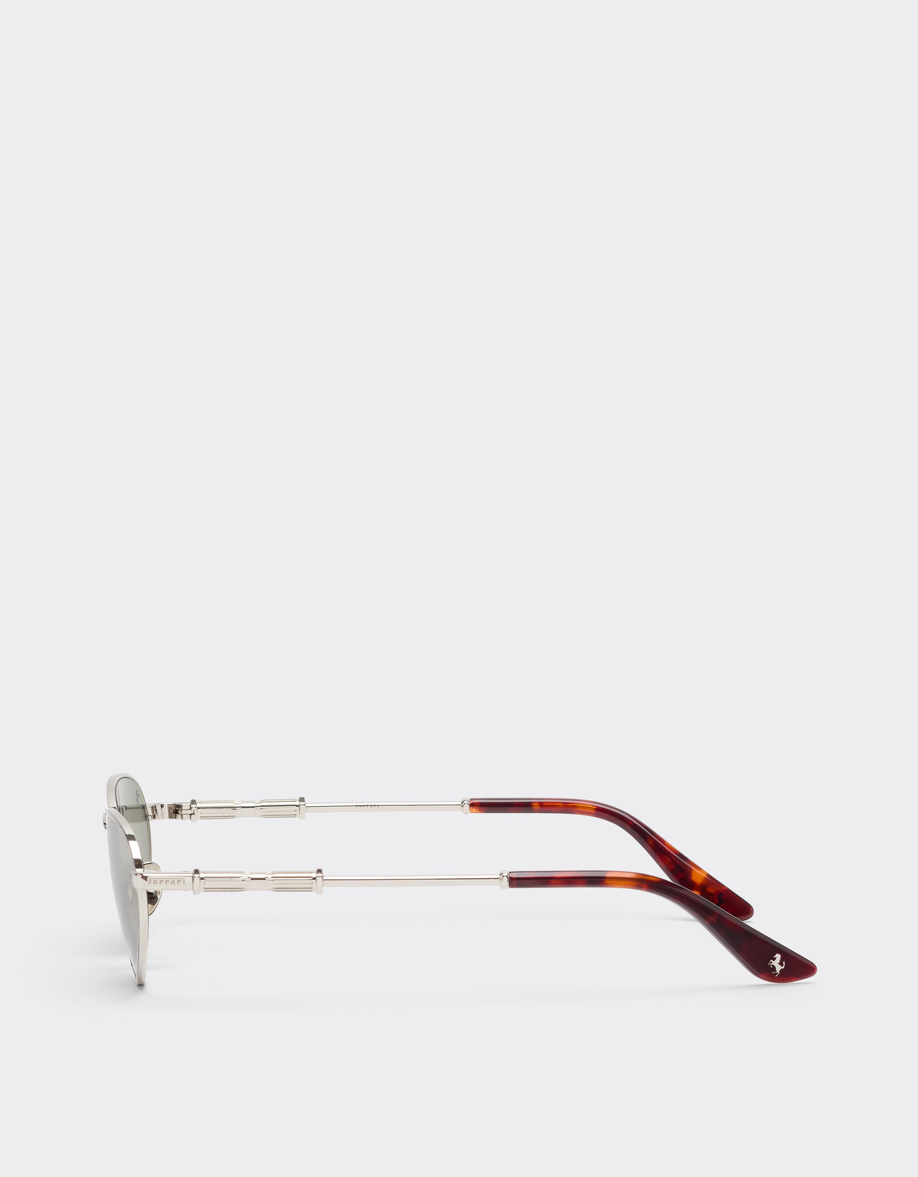 Gafas de sol de metal plateado brillante con lentes gris claro espejadas en plata