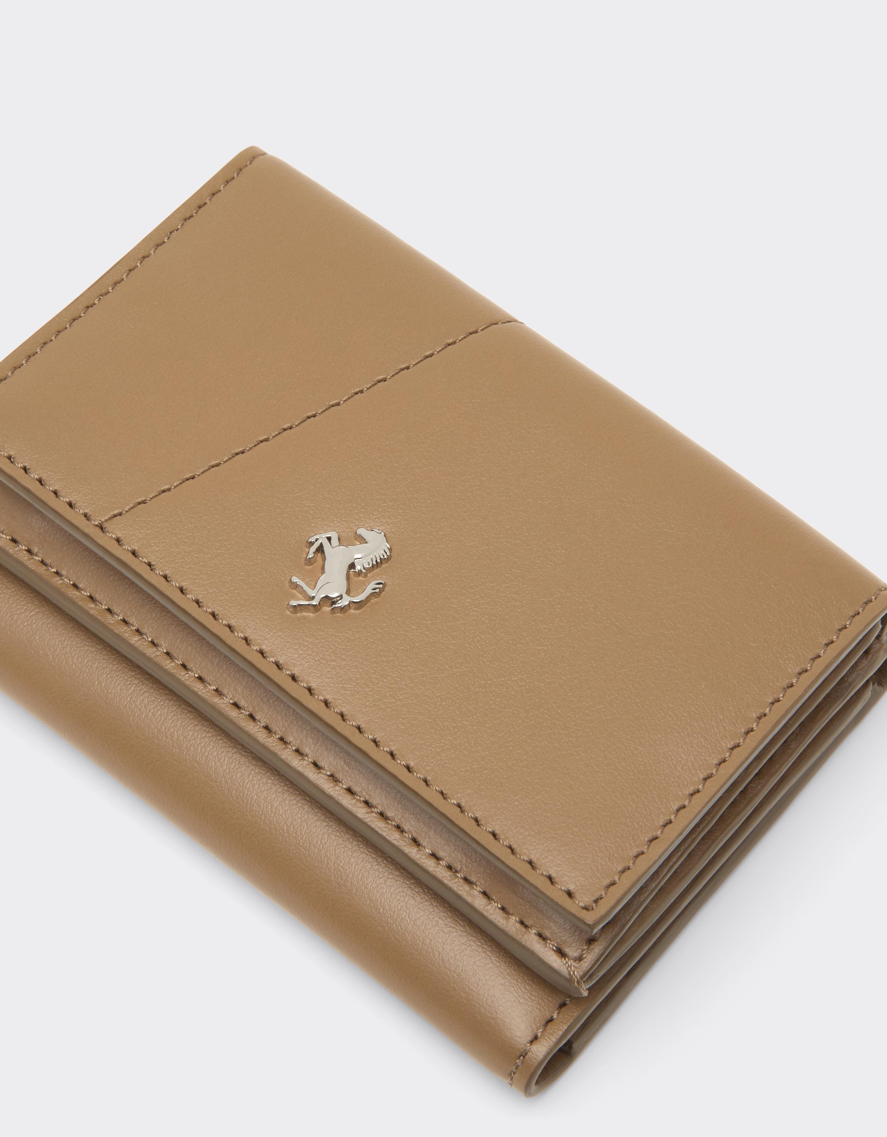 Portefeuille à trois volets en cuir avec coutures diagonales