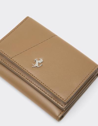 Portafoglio Trifold in Pelle con Cuciture Diagonali