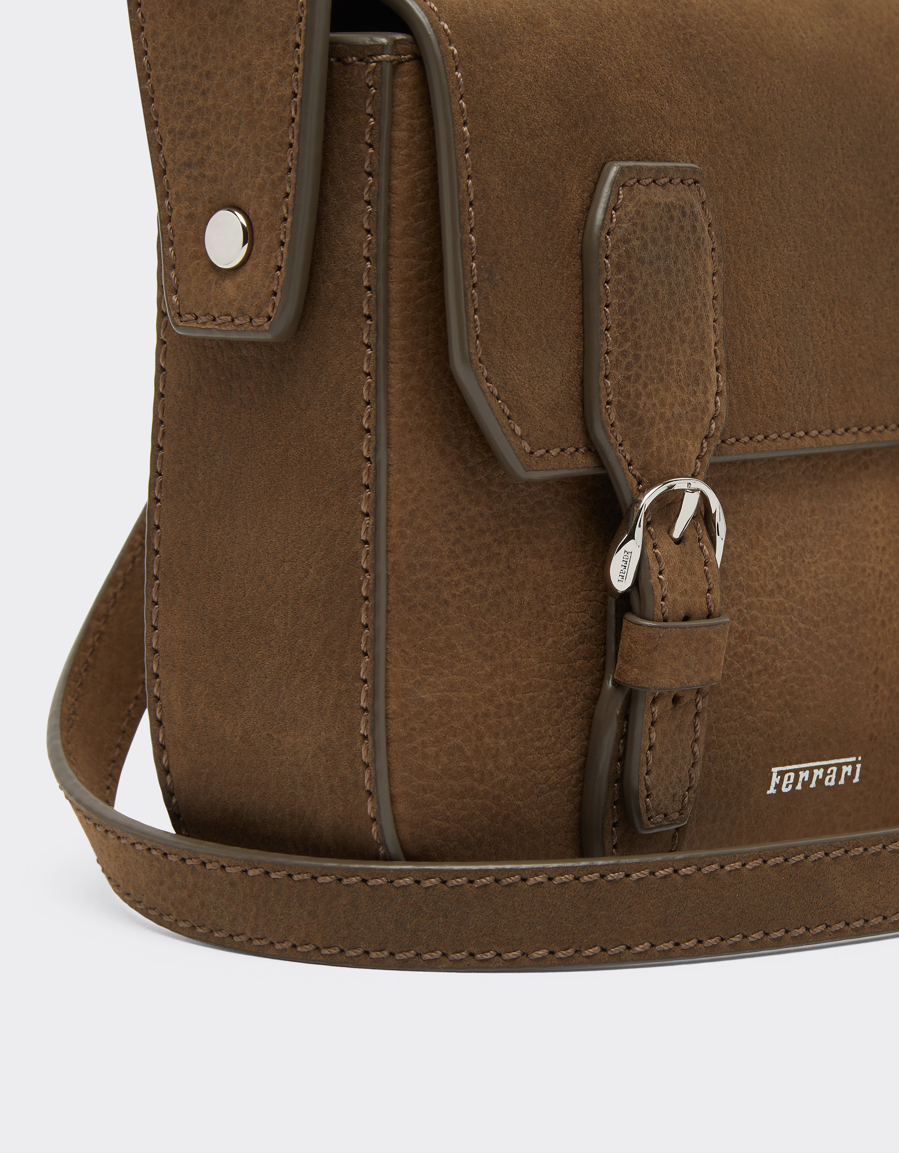 Bolso tipo mensajero de piel encerada