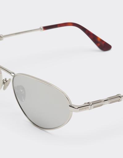 Lunettes de soleil en métal argenté brillant avec verres gris clair à effet miroir argenté
