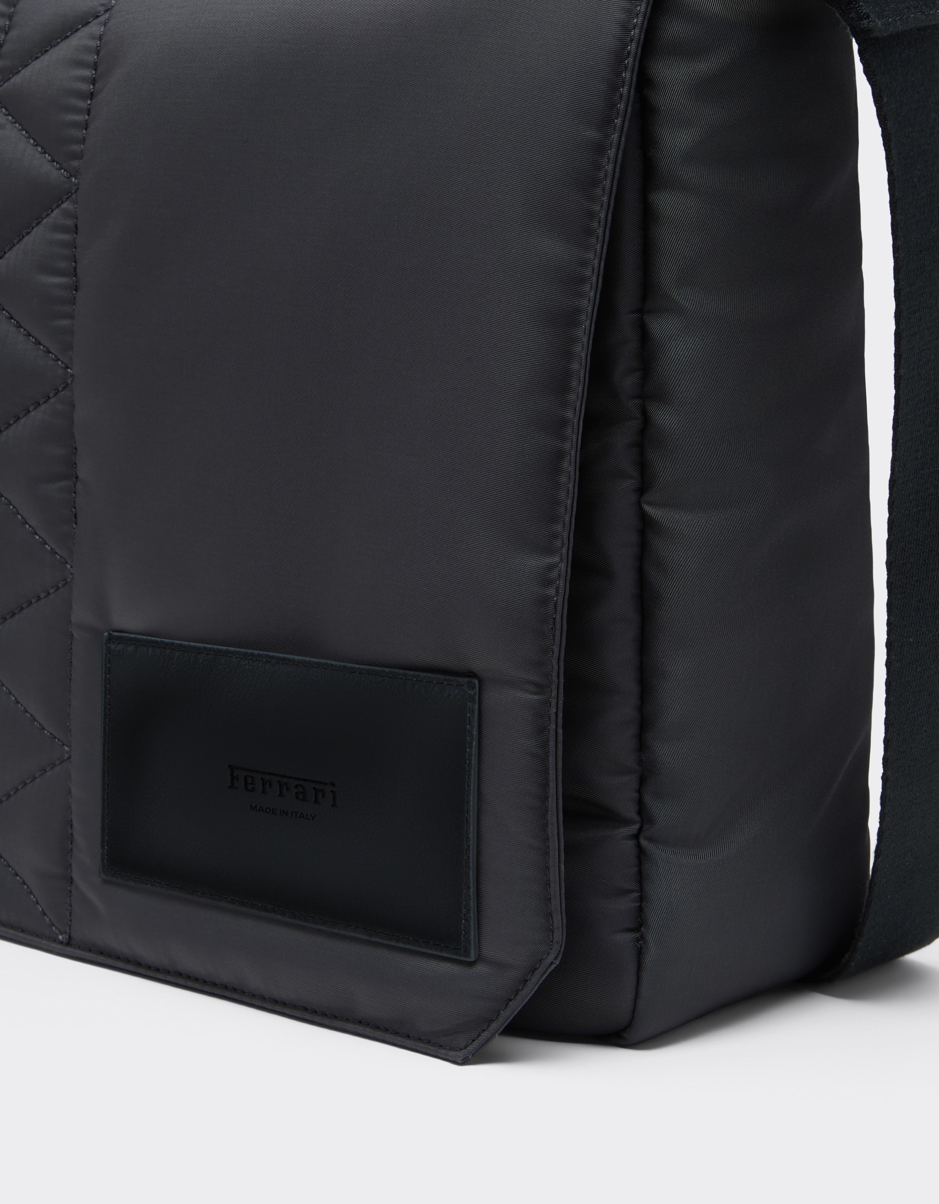 Bolso tipo mensajero de nailon Q-Cycle con detalles de piel
