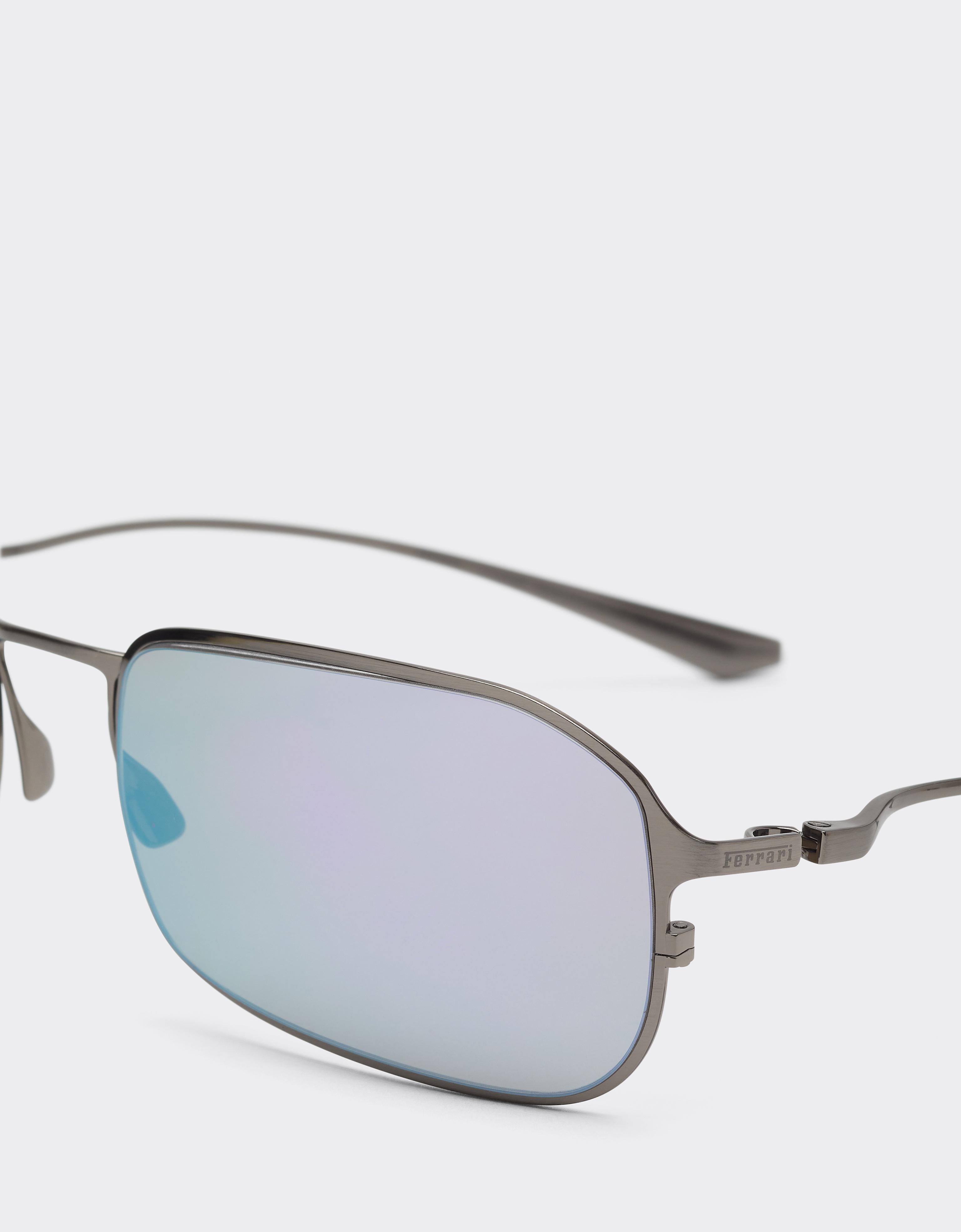 Lunettes de soleil en titane gris fusil avec verres vert foncé