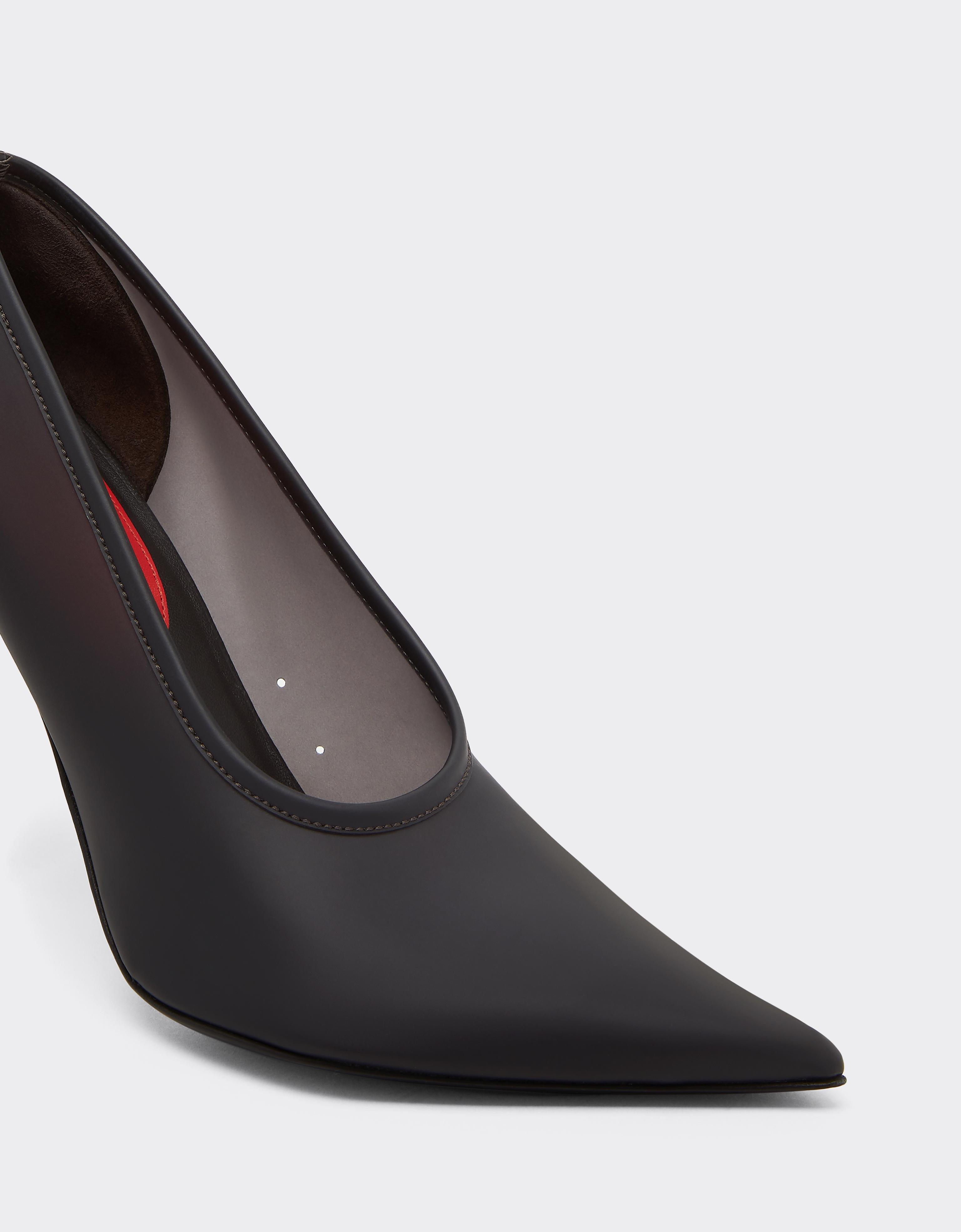 Zapatos de salón con efecto mate y Cavallino Rampante