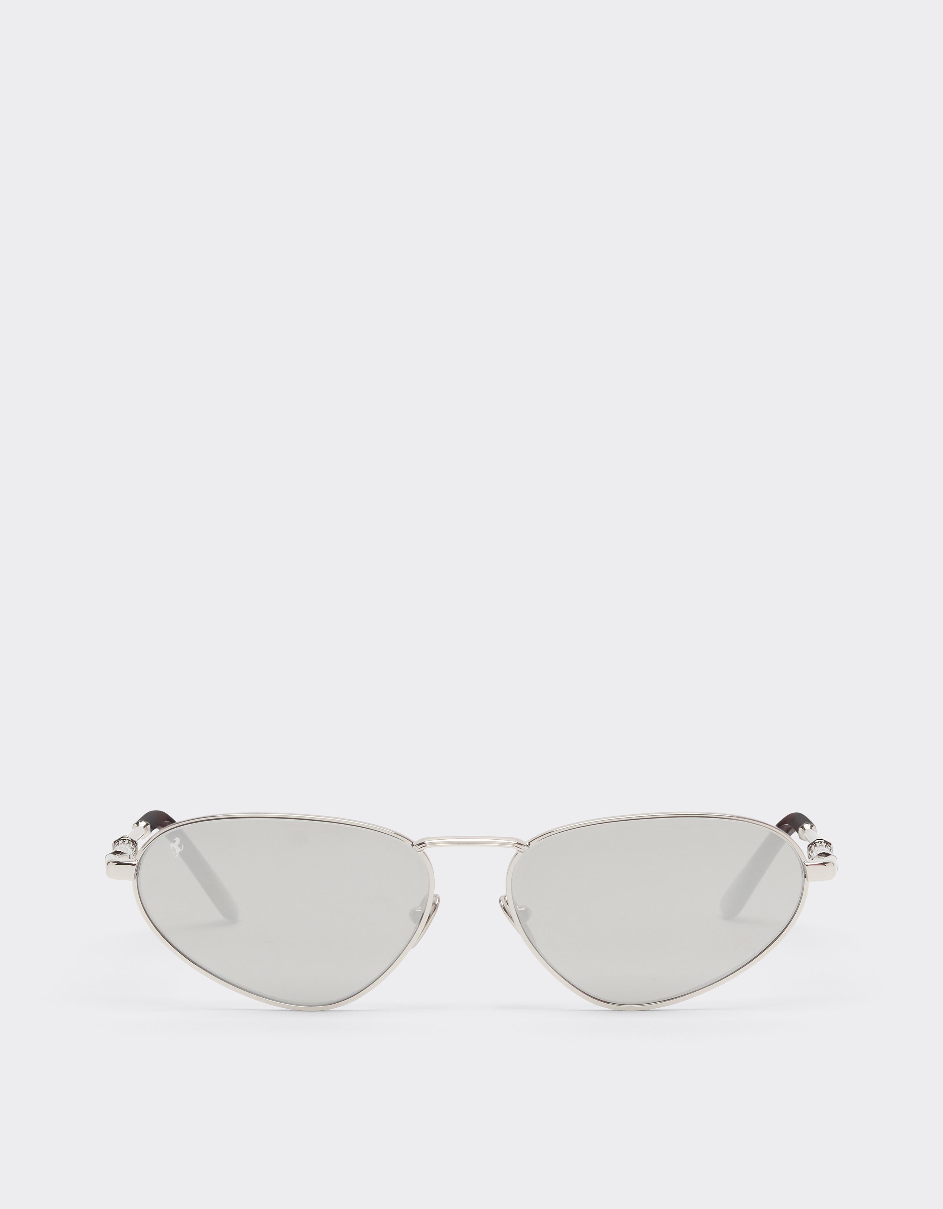 Gafas de sol de metal plateado brillante con lentes gris claro espejadas en plata