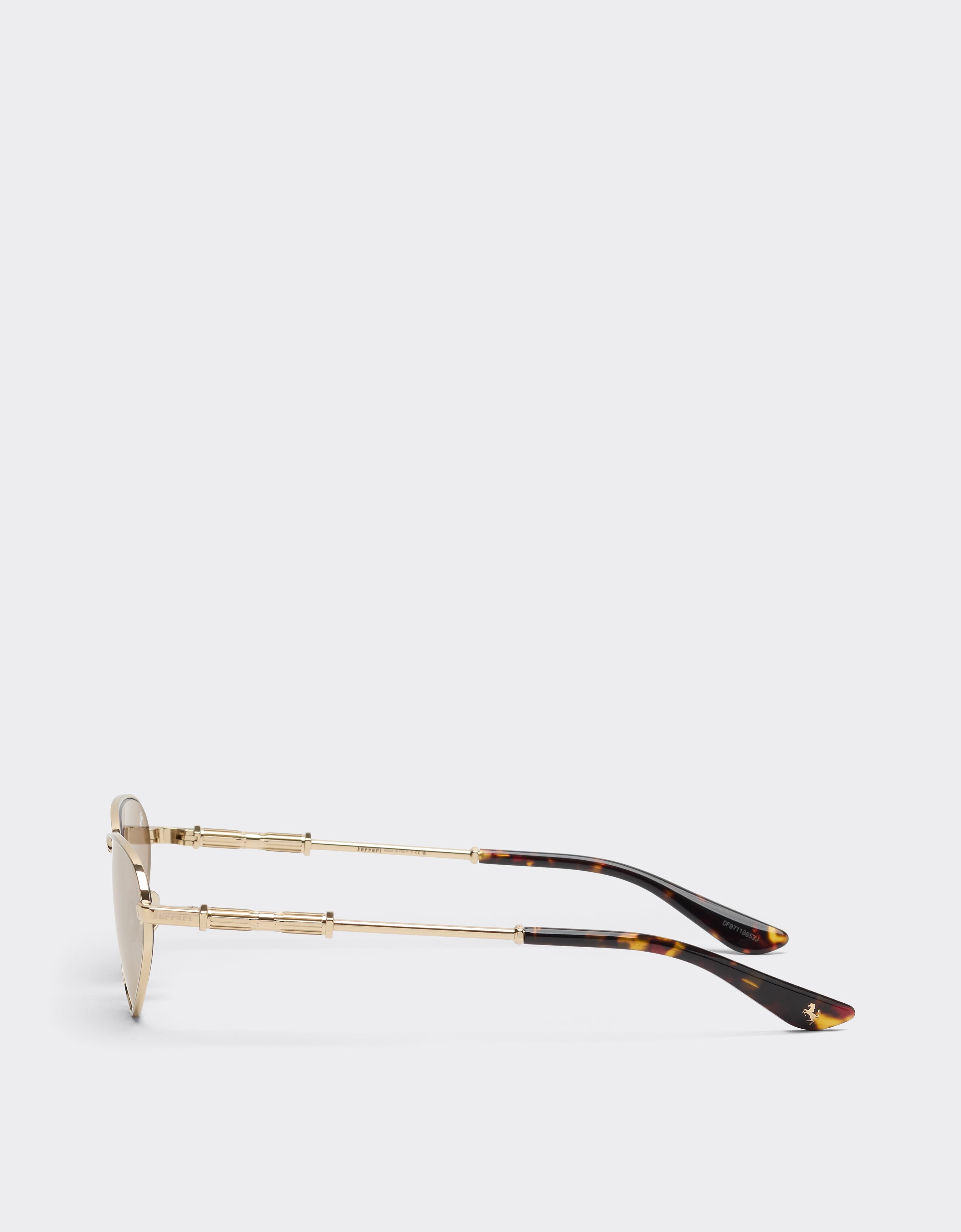 Gafas de sol de metal dorado con lentes blancas con efecto espejo dorado