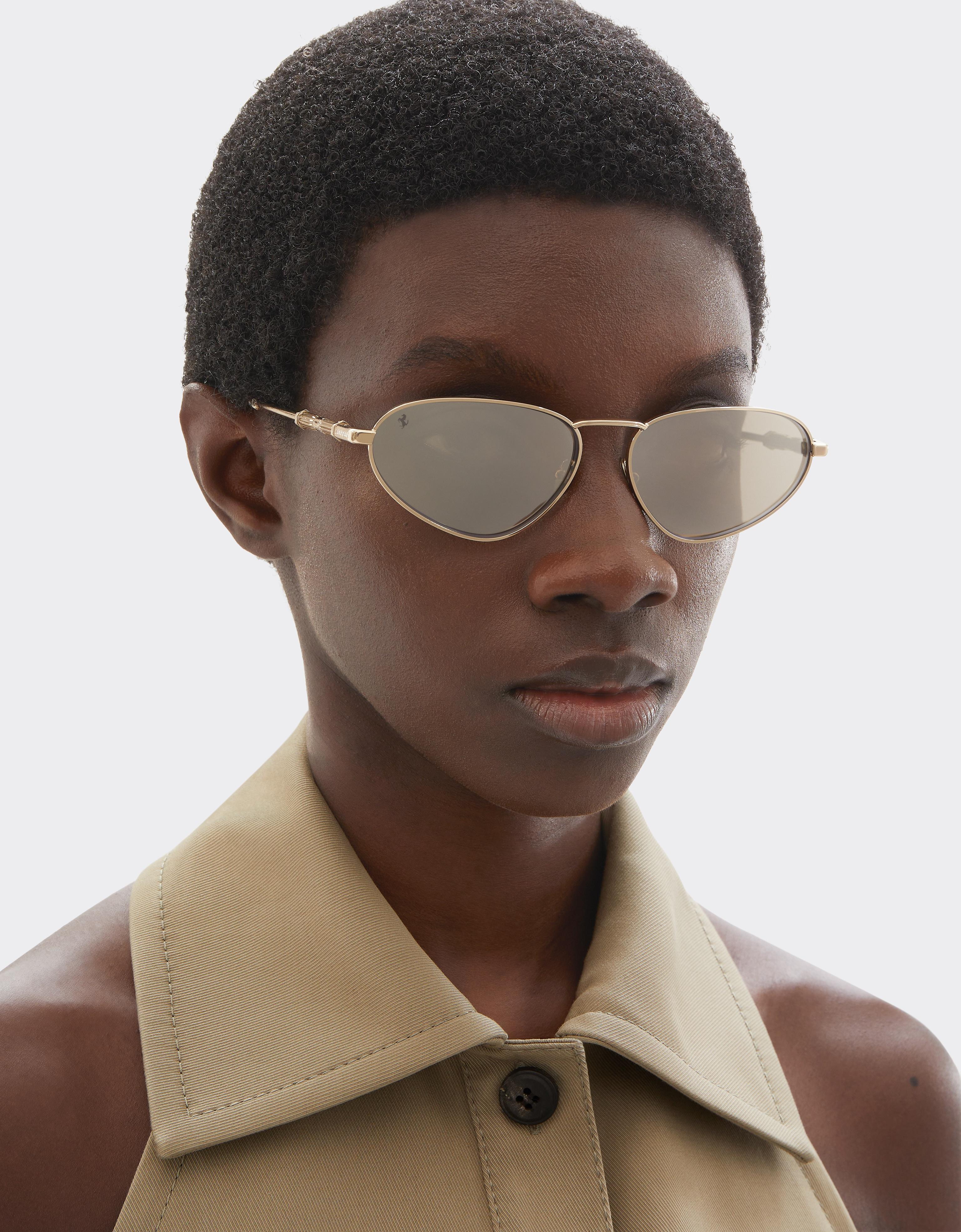 Gafas de sol de metal dorado con lentes blancas con efecto espejo dorado