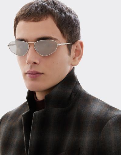 Lunettes de soleil en métal argenté brillant avec verres gris clair à effet miroir argenté