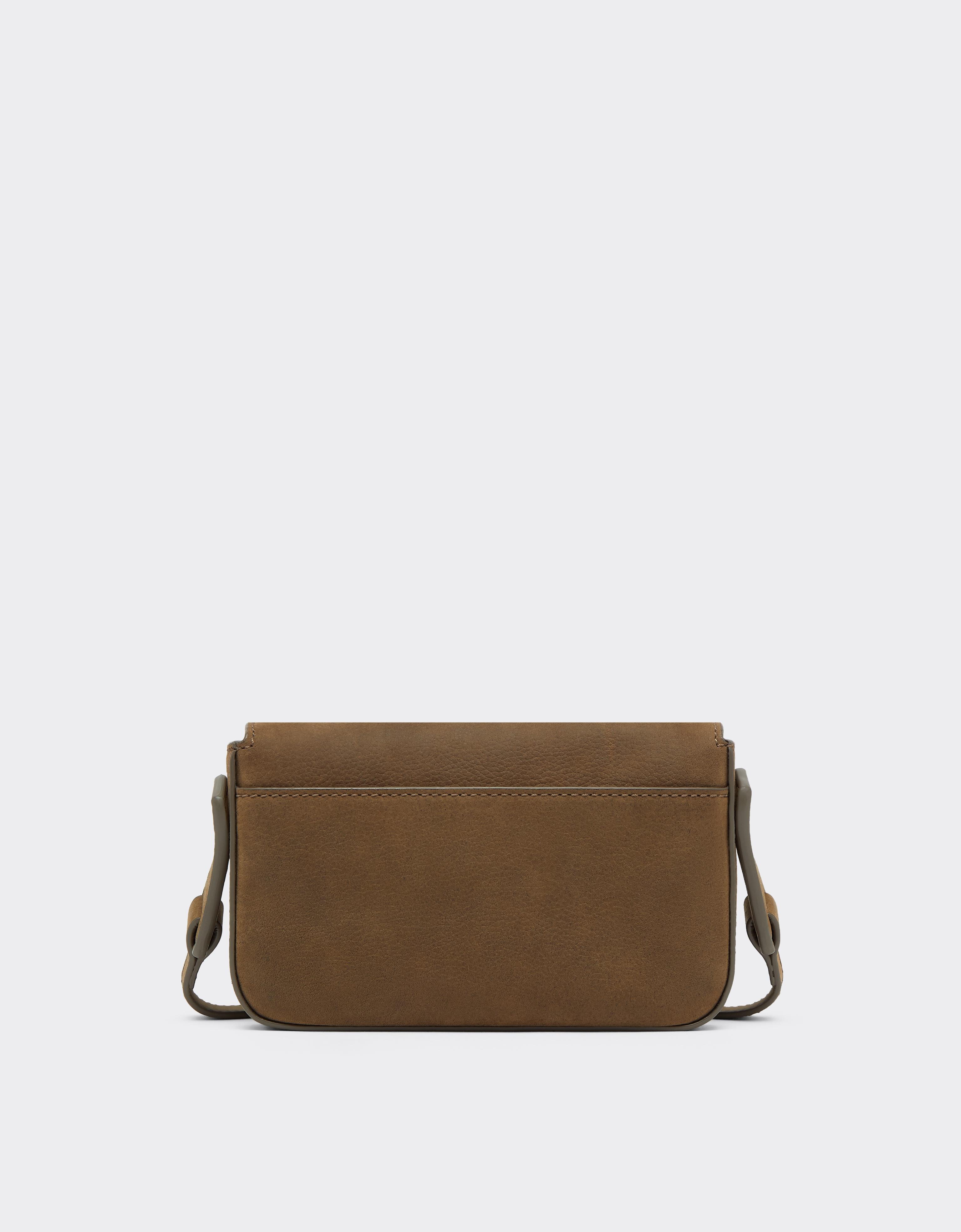 Cartera de piel con correa