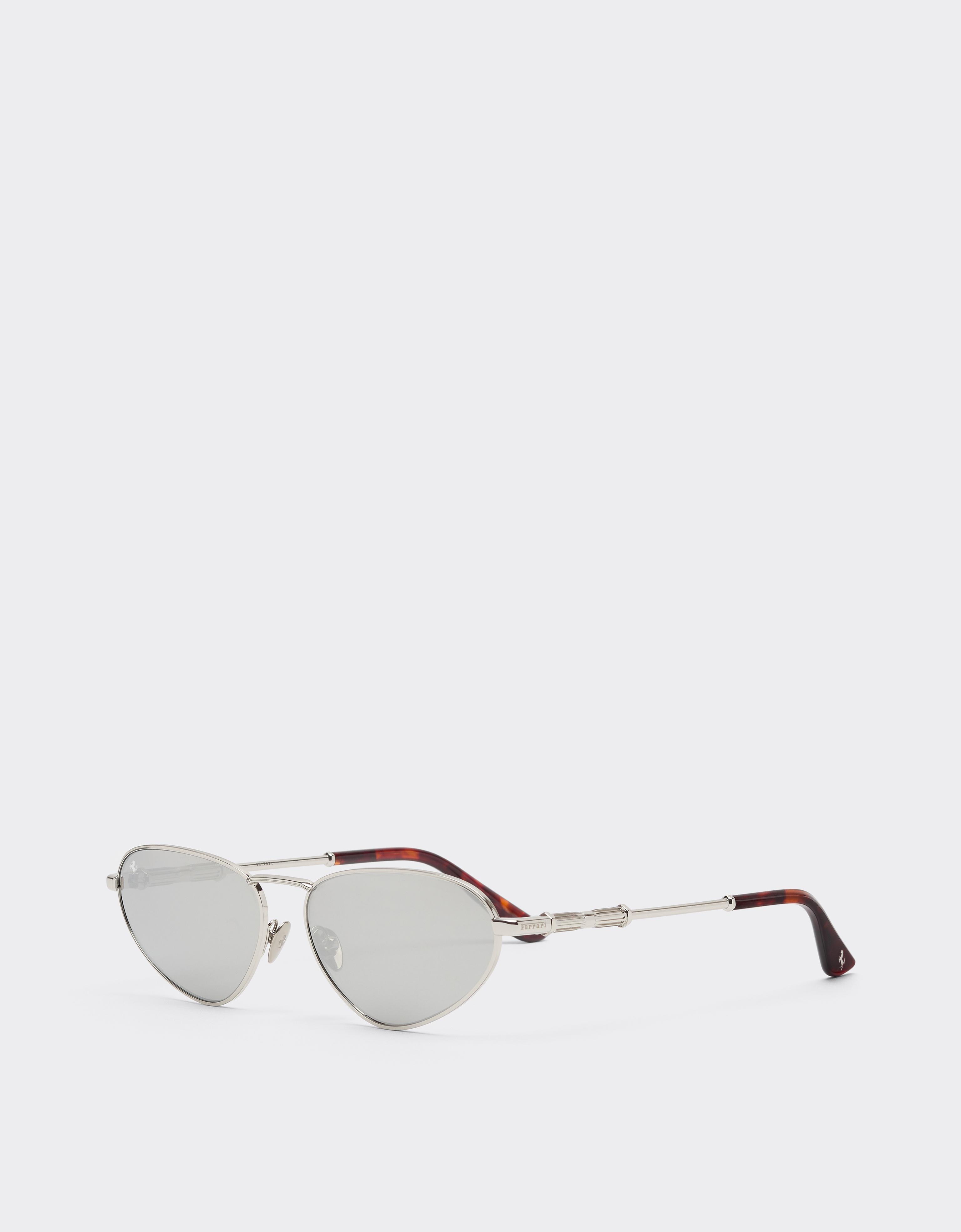 Gafas de sol de metal plateado brillante con lentes gris claro espejadas en plata