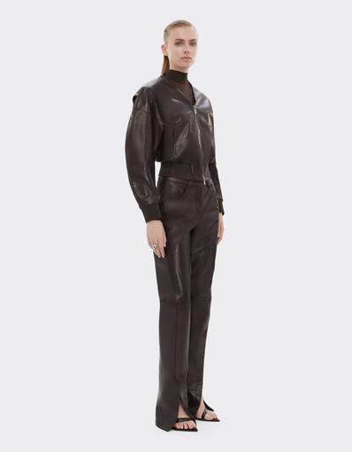 Bomber de piel brillante con cuello en V