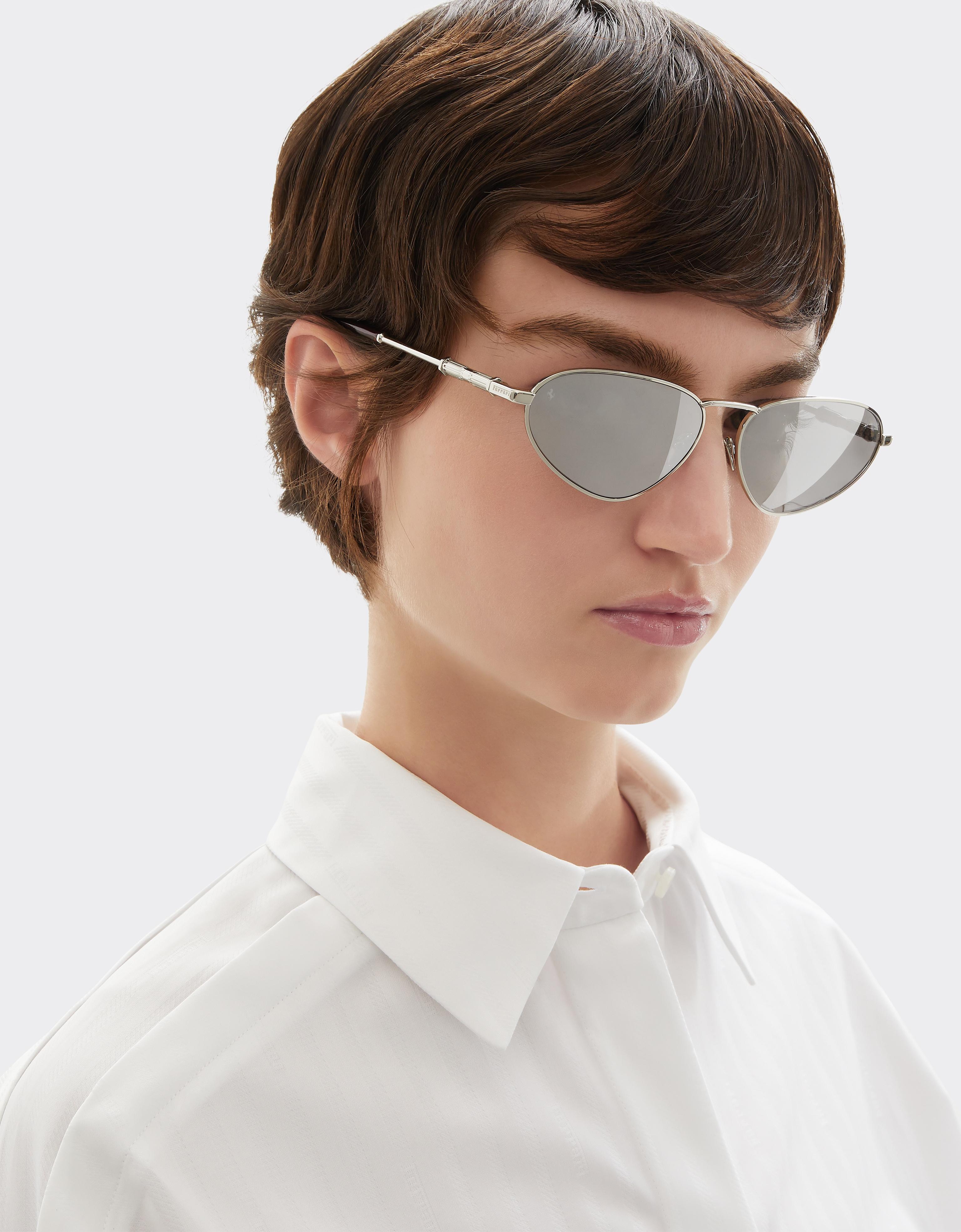 Gafas de sol de metal plateado brillante con lentes gris claro espejadas en plata