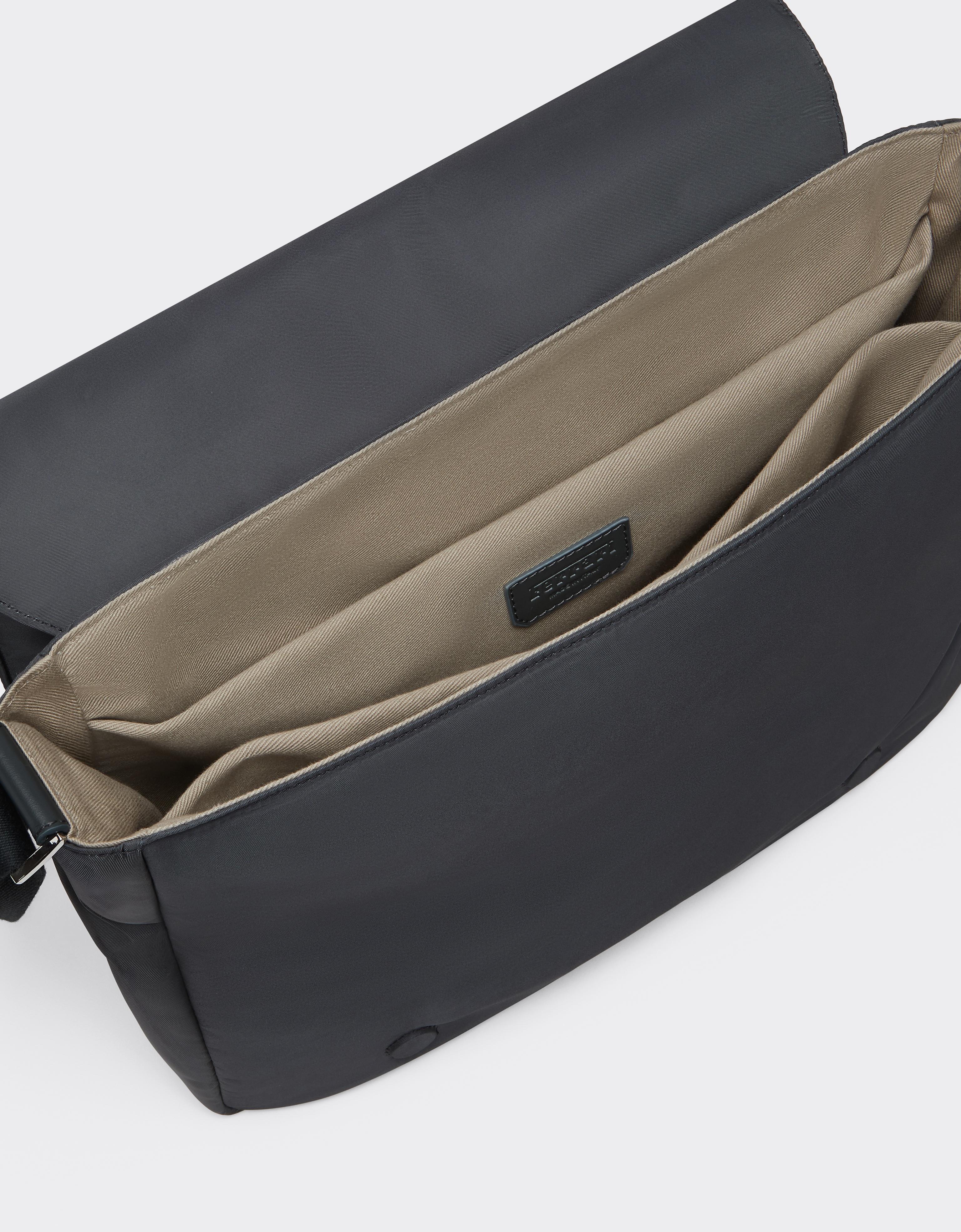 Bolso tipo mensajero de nailon Q-Cycle con detalles de piel