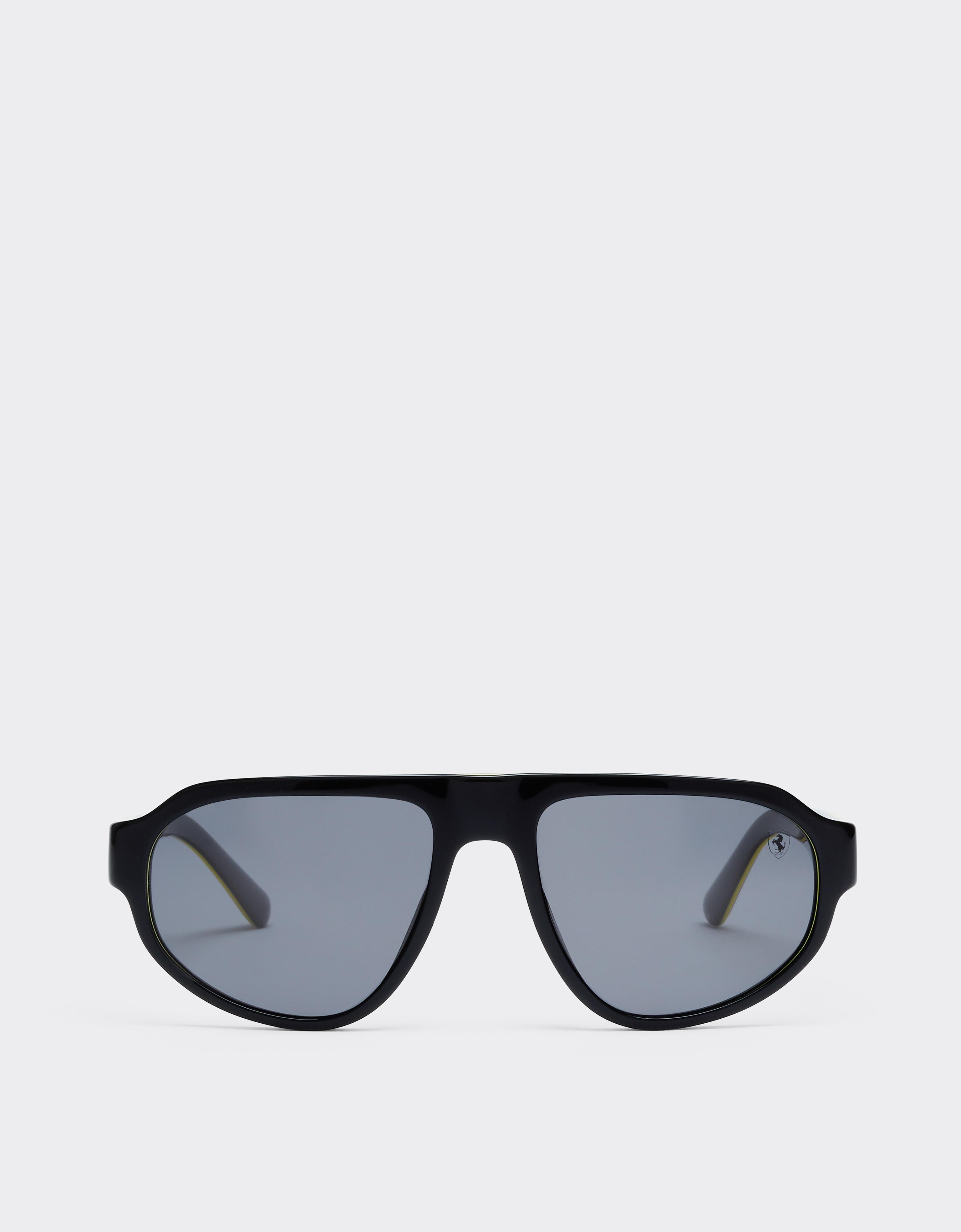 Scuderia Ferrari 0FZ6027 Sonnenbrille aus schwarzem und gelbem Acetat mit dunkelgrauen Gläsern.