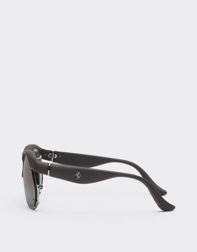 Lunettes de soleil en plastique moulé, métal et cuir marron foncé, avec verres gris à effet miroir rose