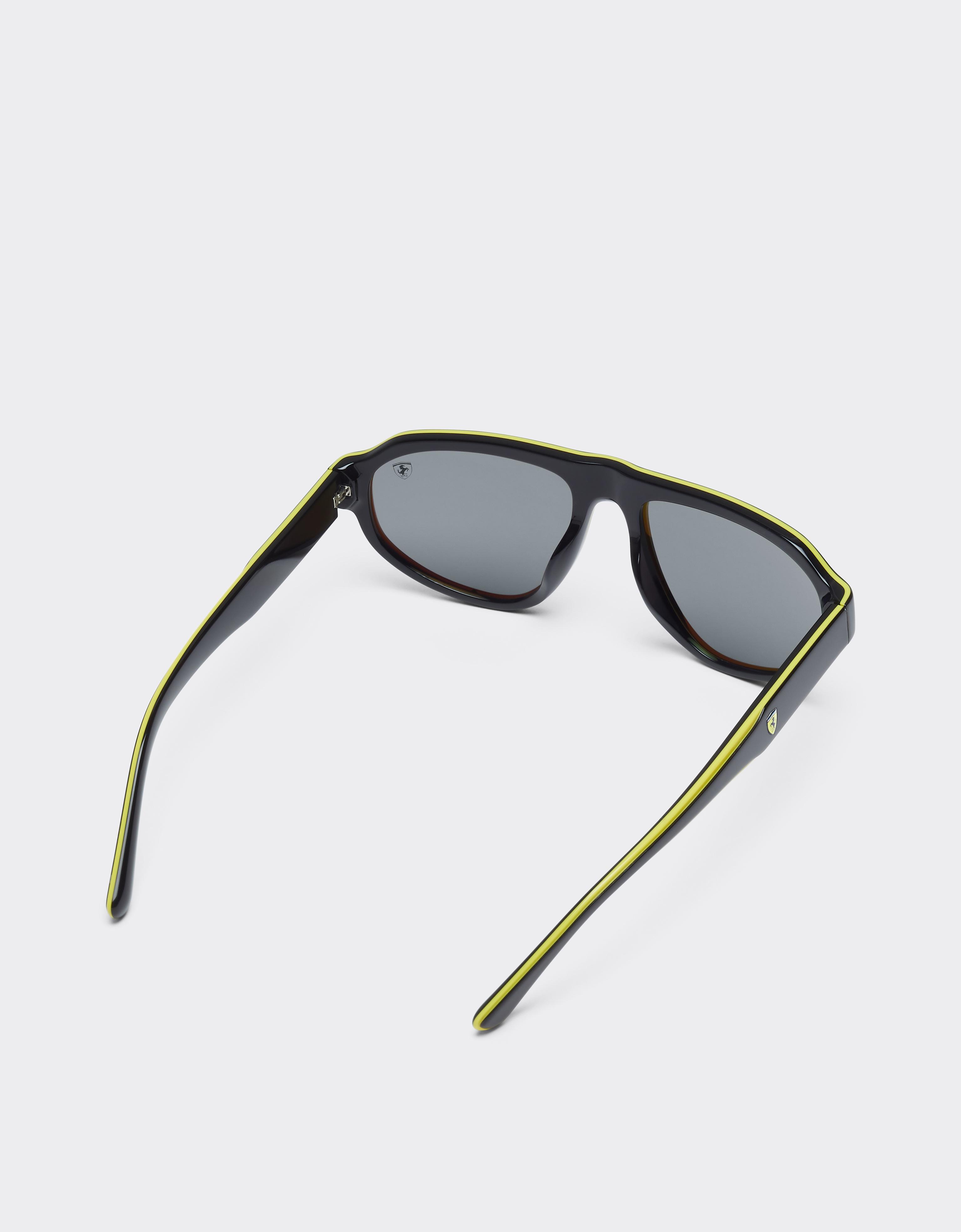 Scuderia Ferrari 0FZ6027 Sonnenbrille aus schwarzem und gelbem Acetat mit dunkelgrauen Gläsern.