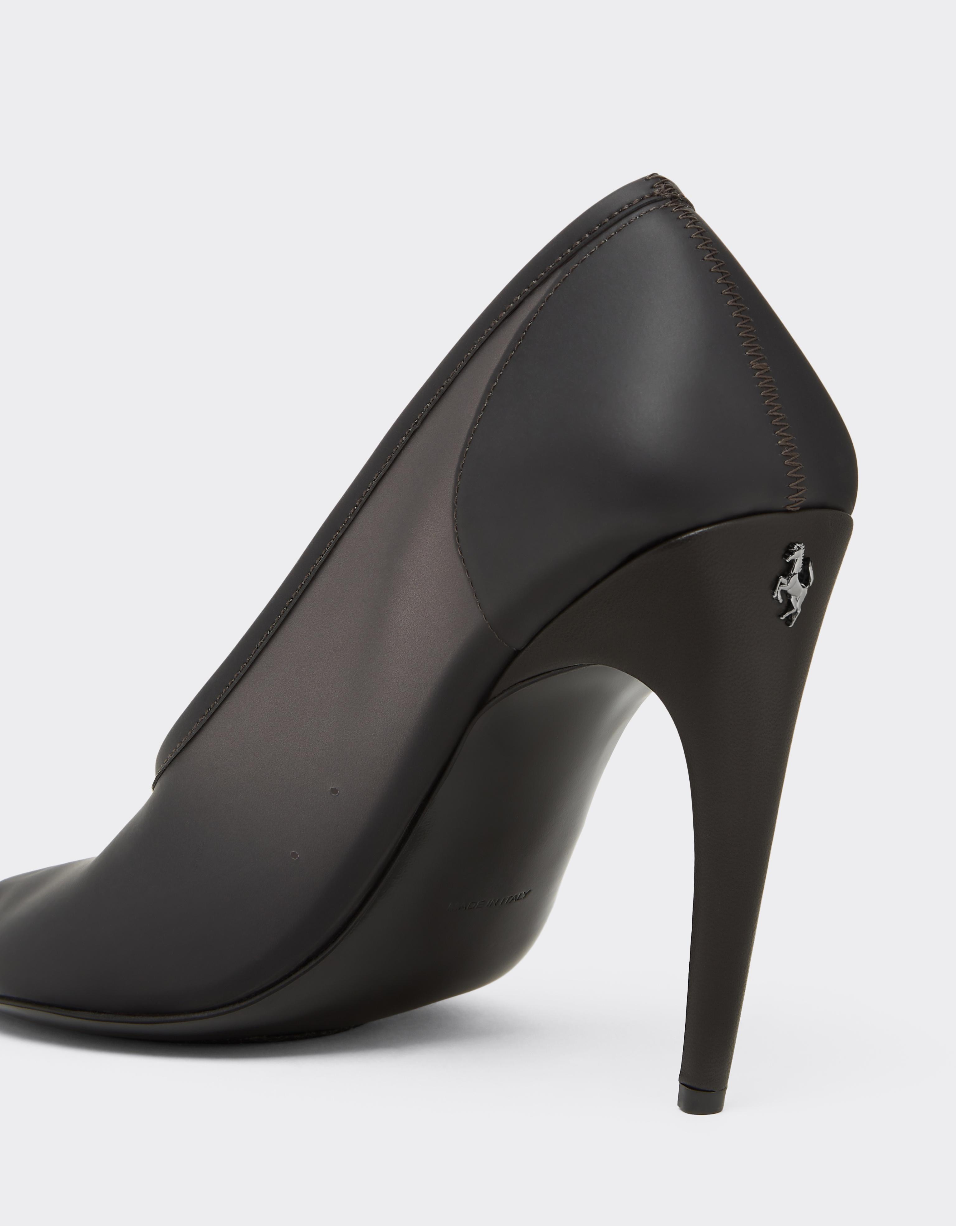 Zapatos de salón con efecto mate y Cavallino Rampante