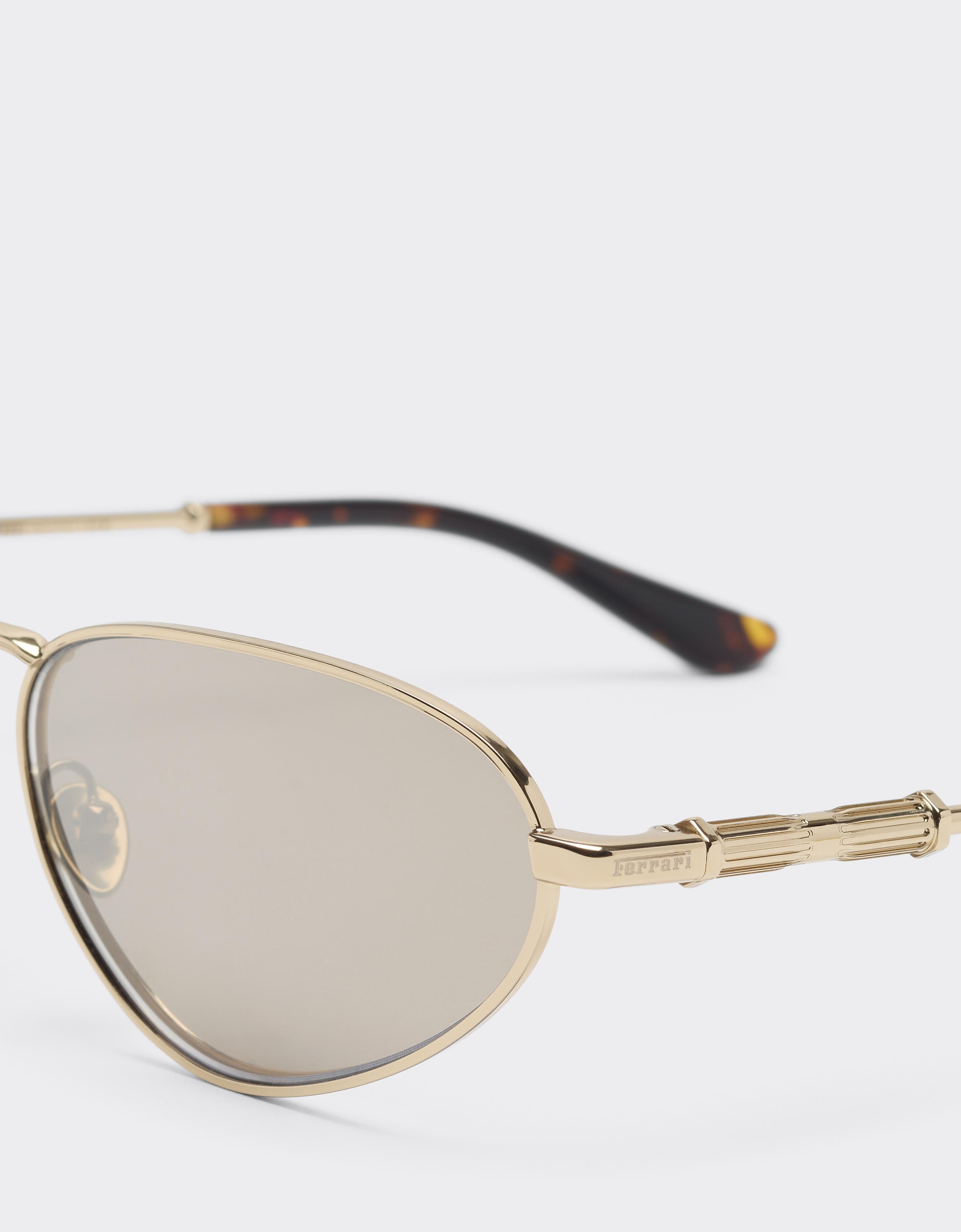 Gafas de sol de metal dorado con lentes blancas con efecto espejo dorado