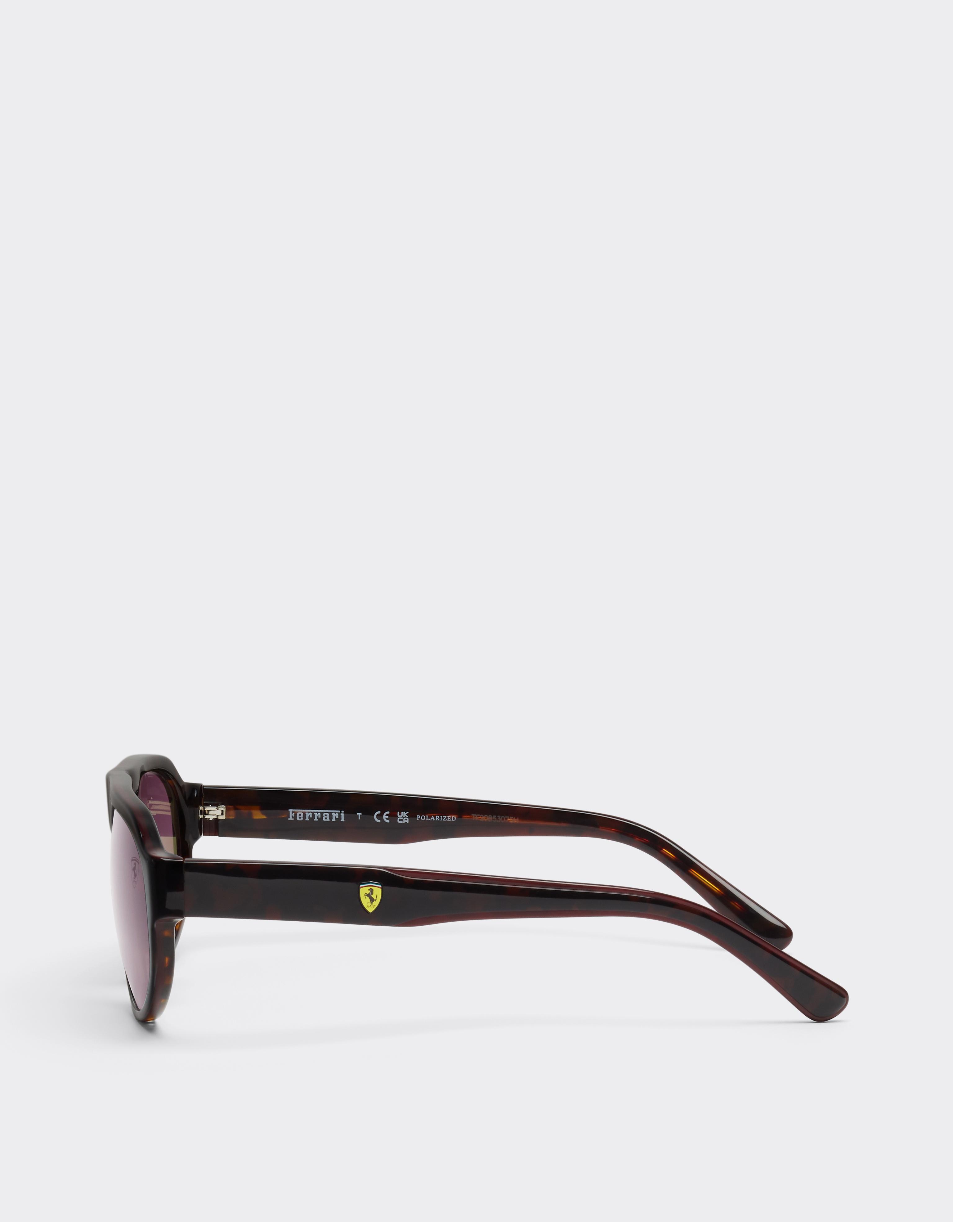 Scuderia Ferrari 0FZ6027 Sonnenbrille aus Havana- und Burgunder-Acetat mit rot verlaufenden Gläsern.