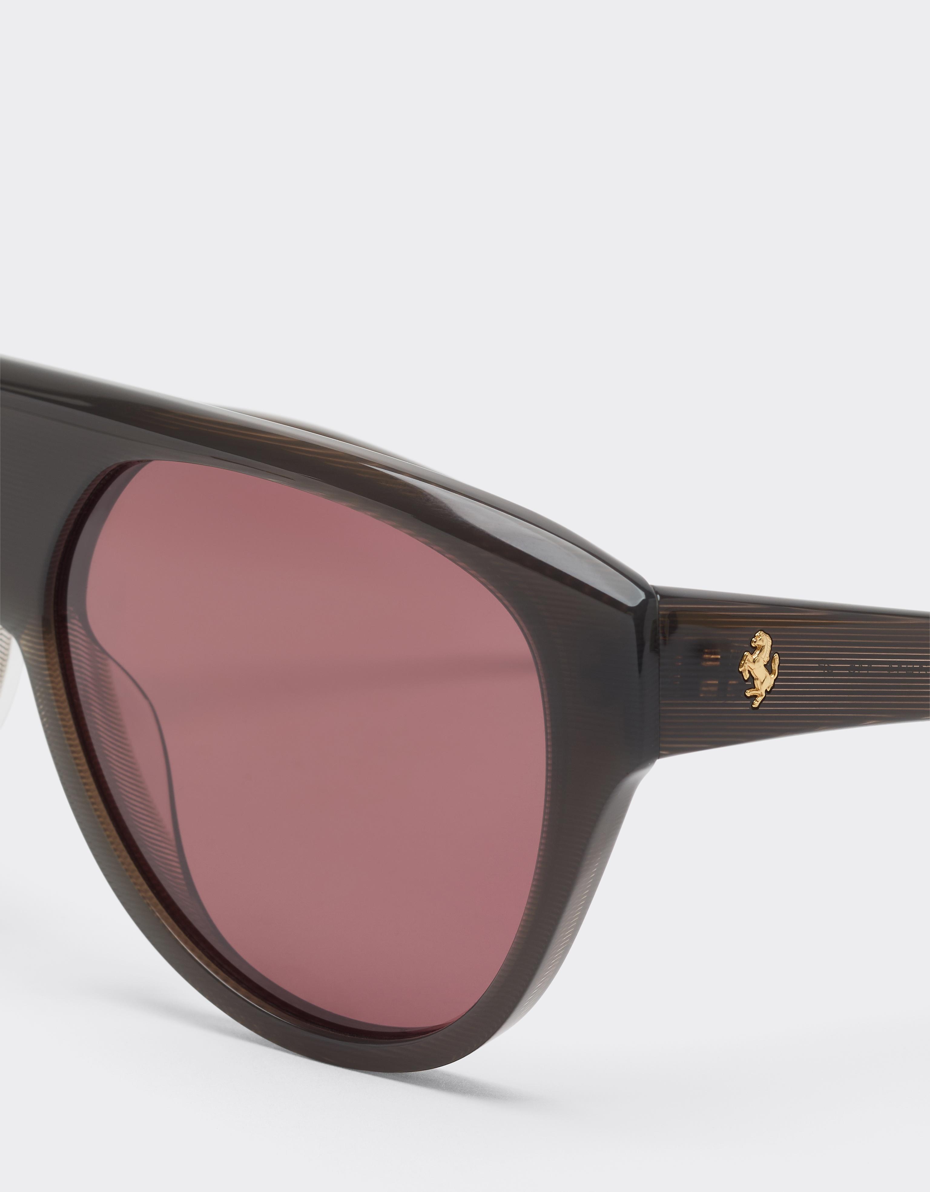 Lunettes de soleil en acétate gris strié avec verres rouges polarisés