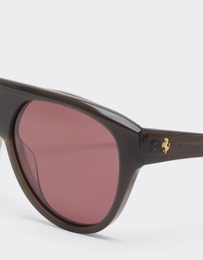 Lunettes de soleil en acétate gris strié avec verres rouges polarisés
