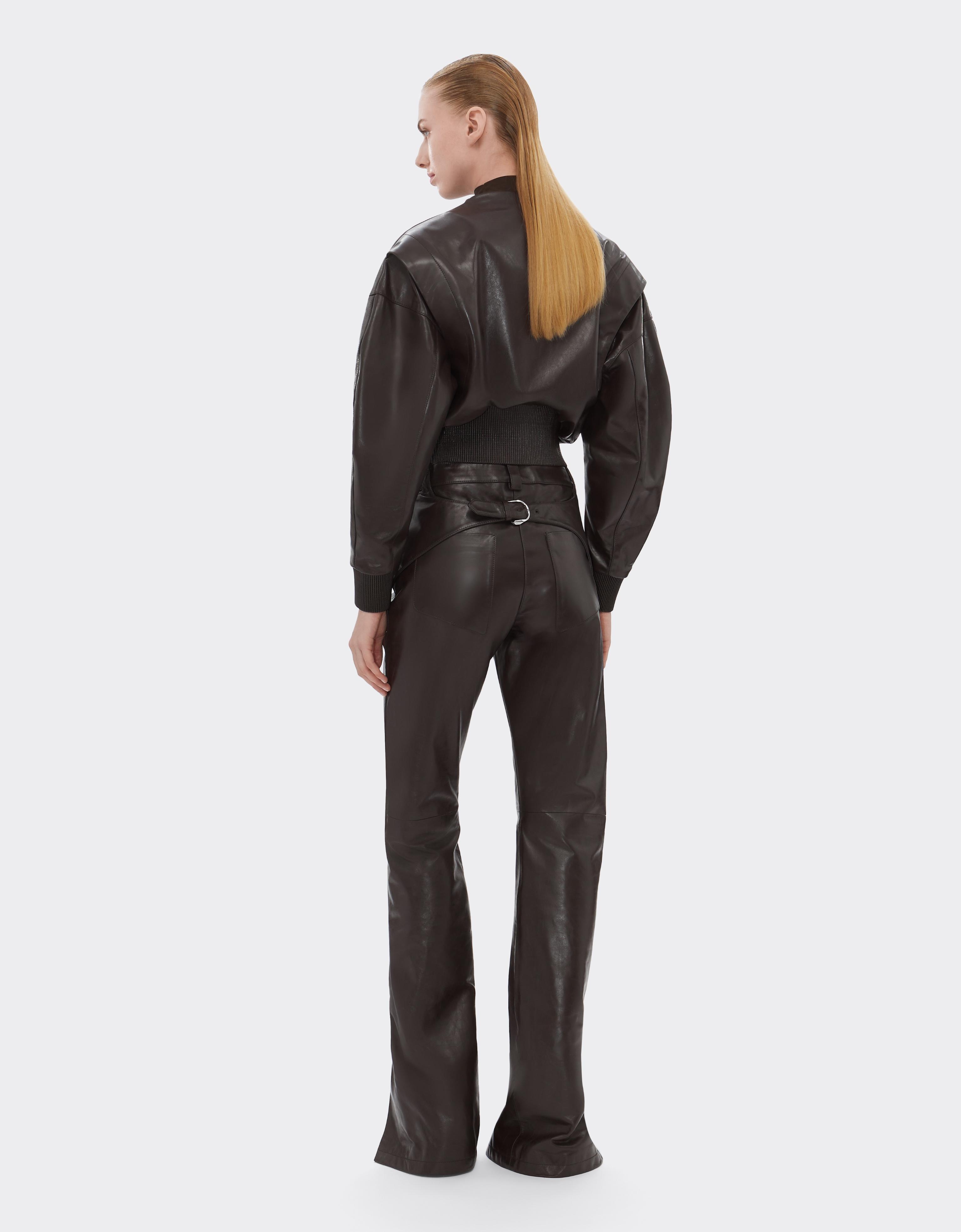 Pantalones de piel brillante