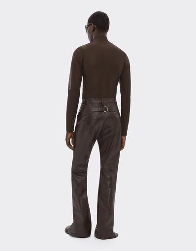 Pantalones de piel brillante con abertura