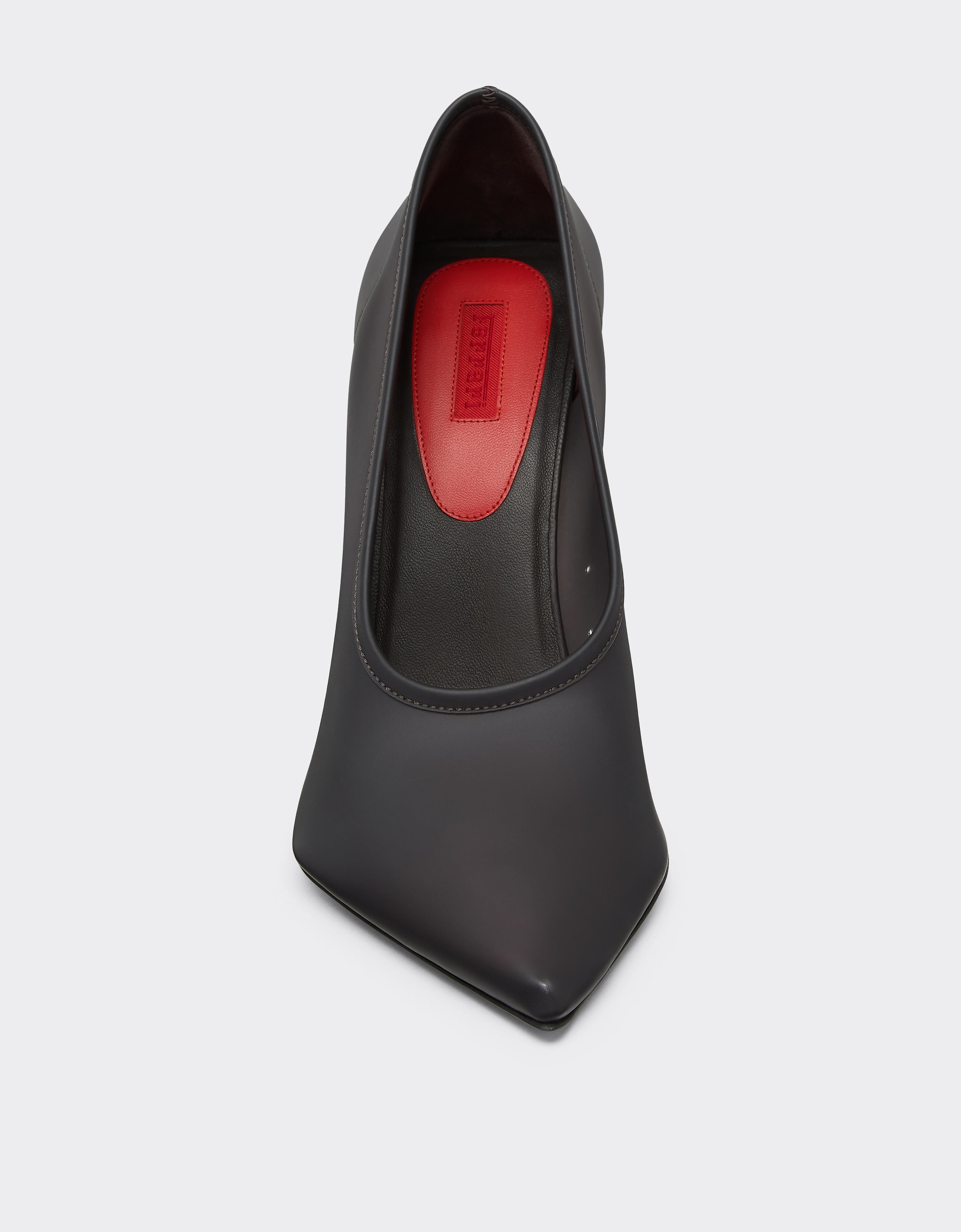 Zapatos de salón con efecto mate y Cavallino Rampante