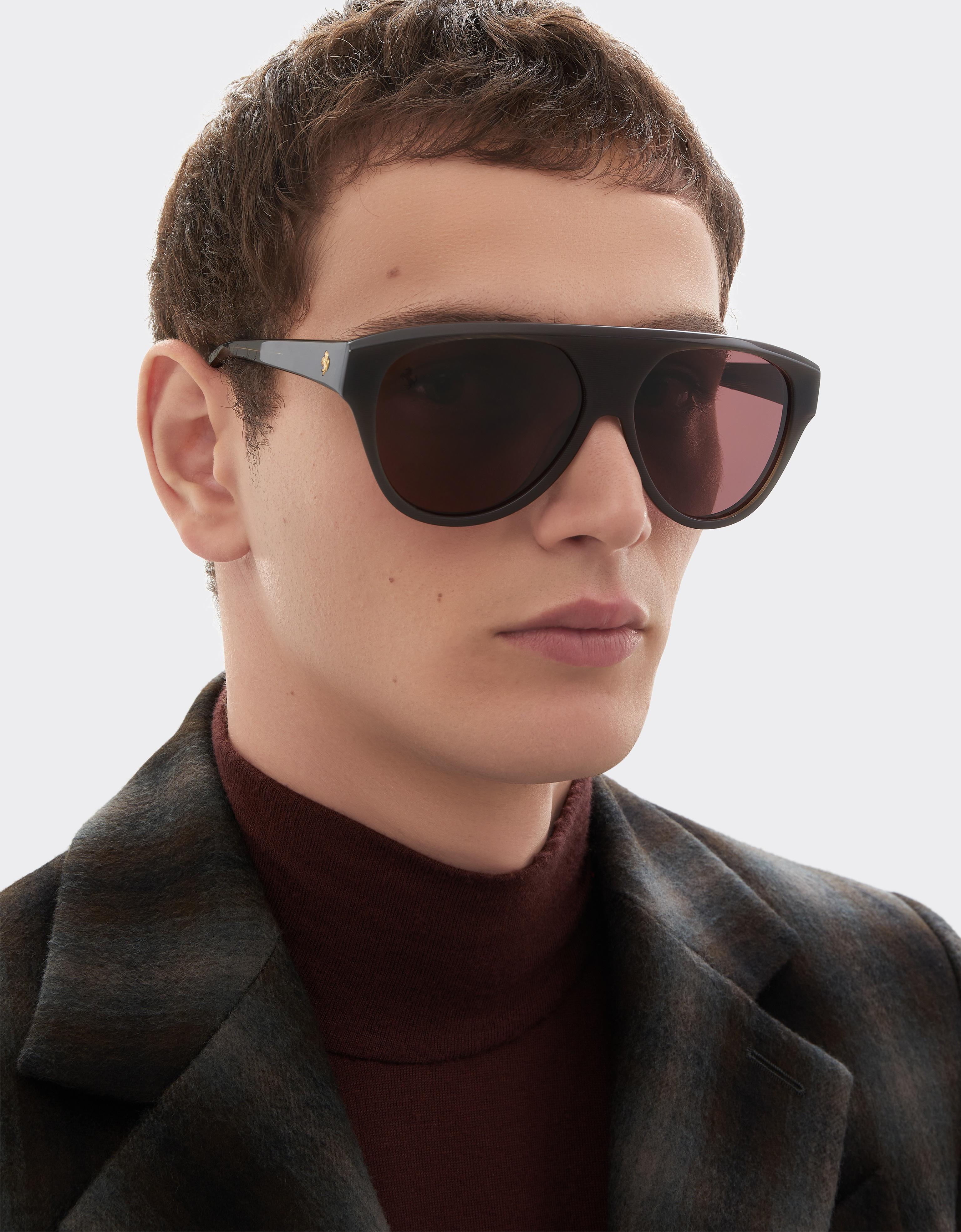 Lunettes de soleil en acétate gris strié avec verres rouges polarisés