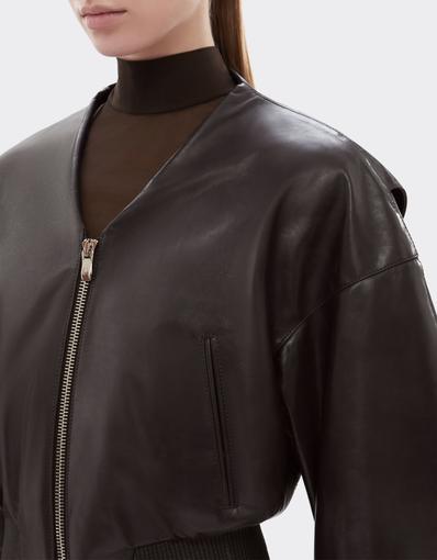 Bomber de piel brillante con cuello en V