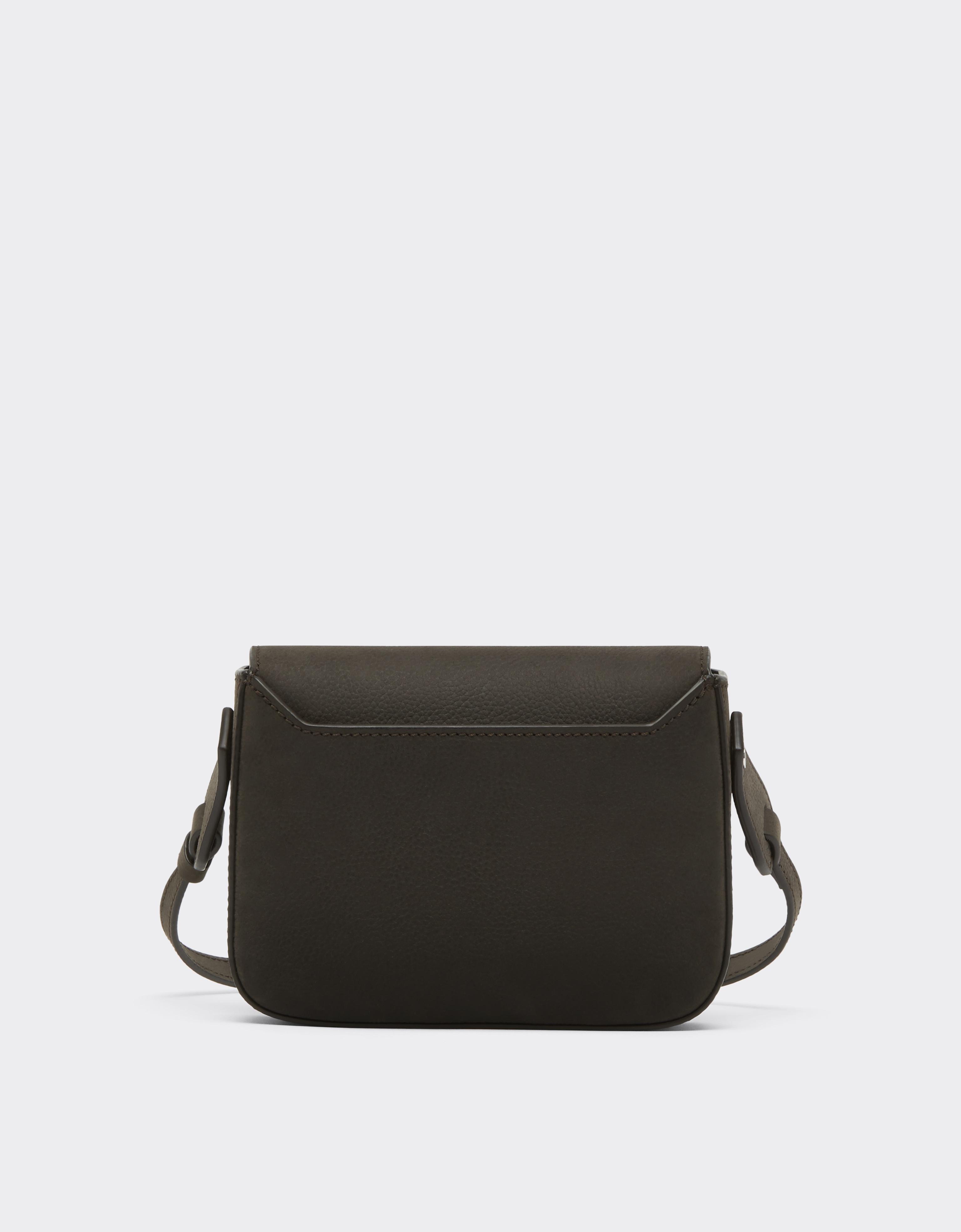 Bolso tipo mensajero de piel encerada