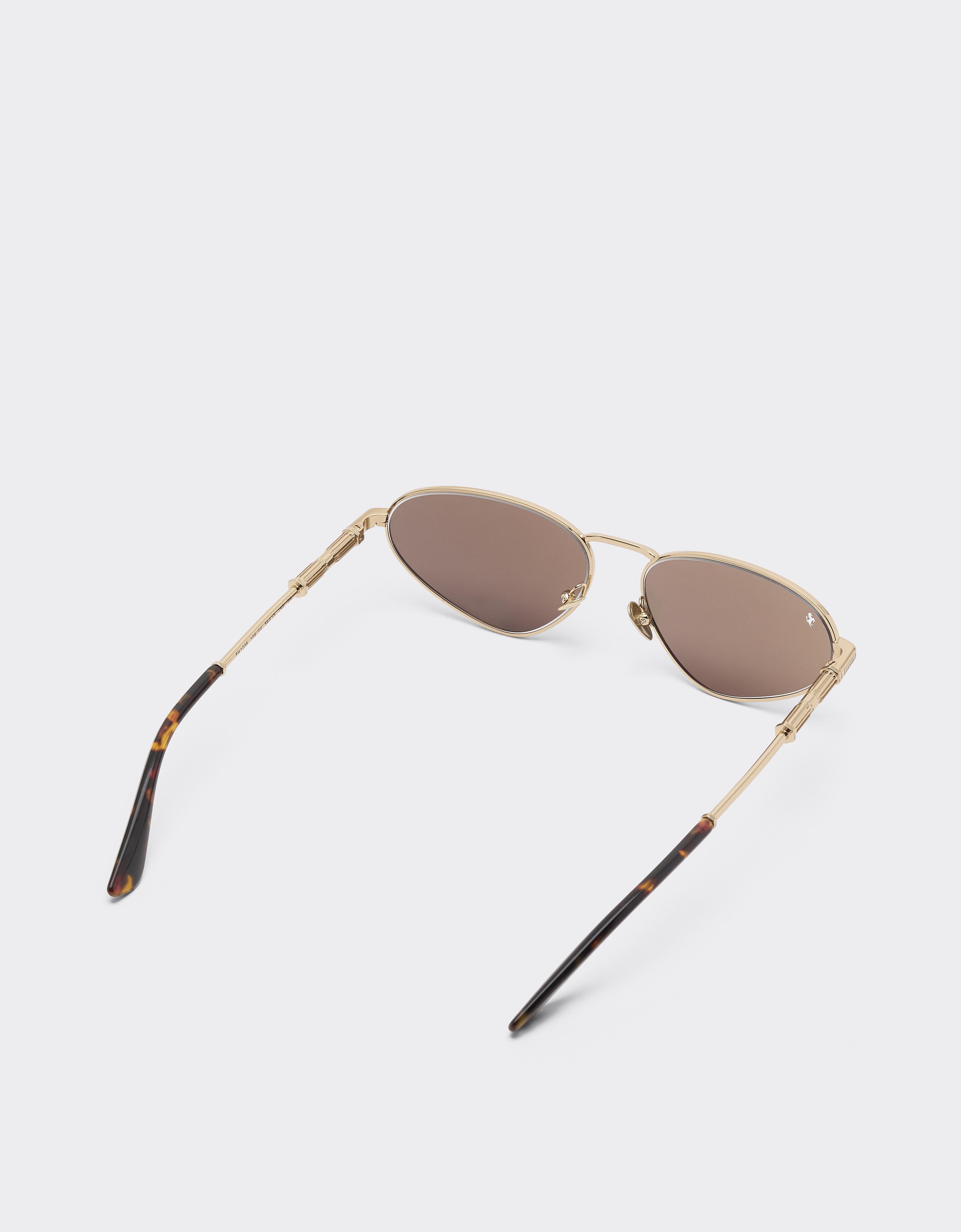 Gafas de sol de metal dorado con lentes blancas con efecto espejo dorado