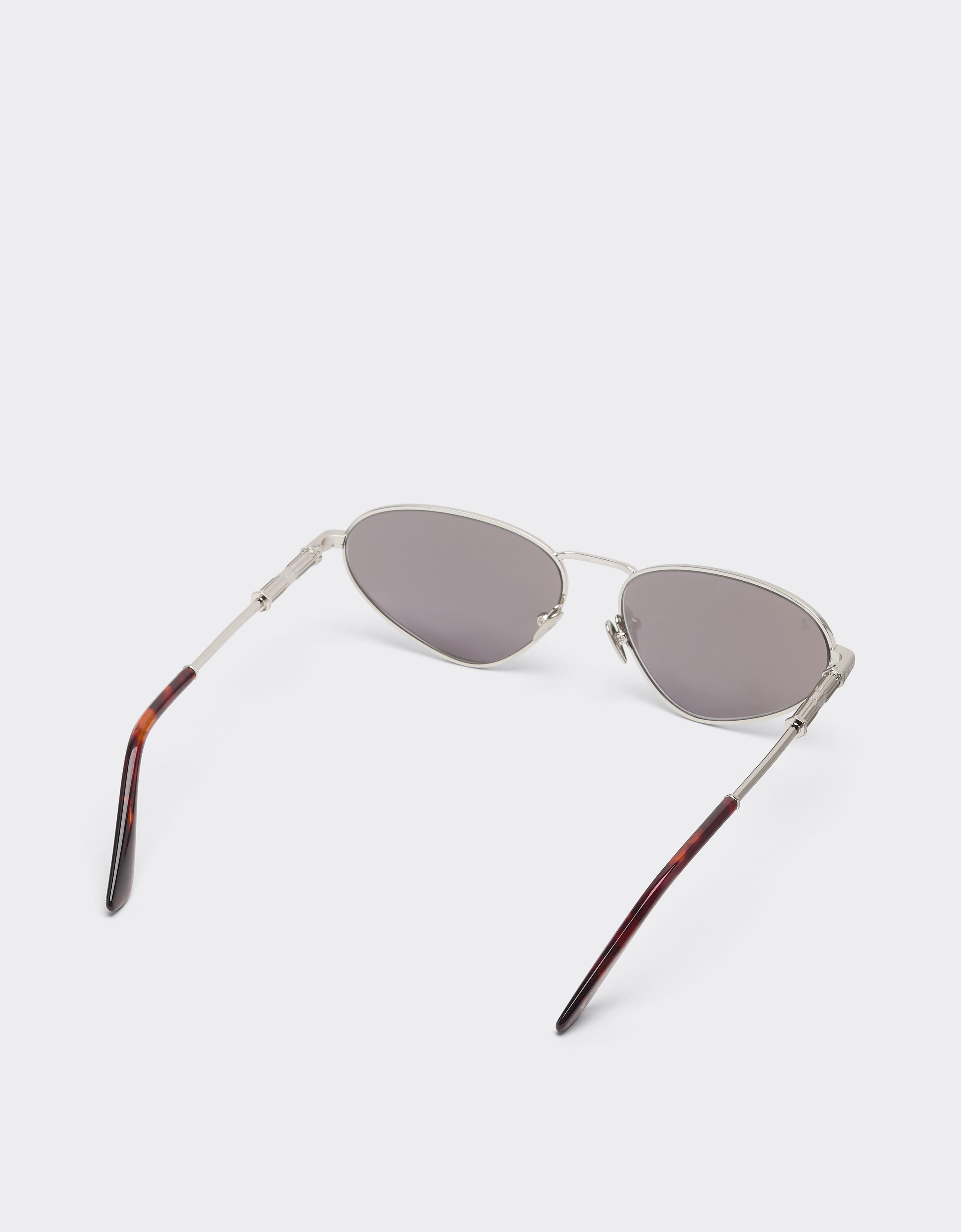 Gafas de sol de metal plateado brillante con lentes gris claro espejadas en plata