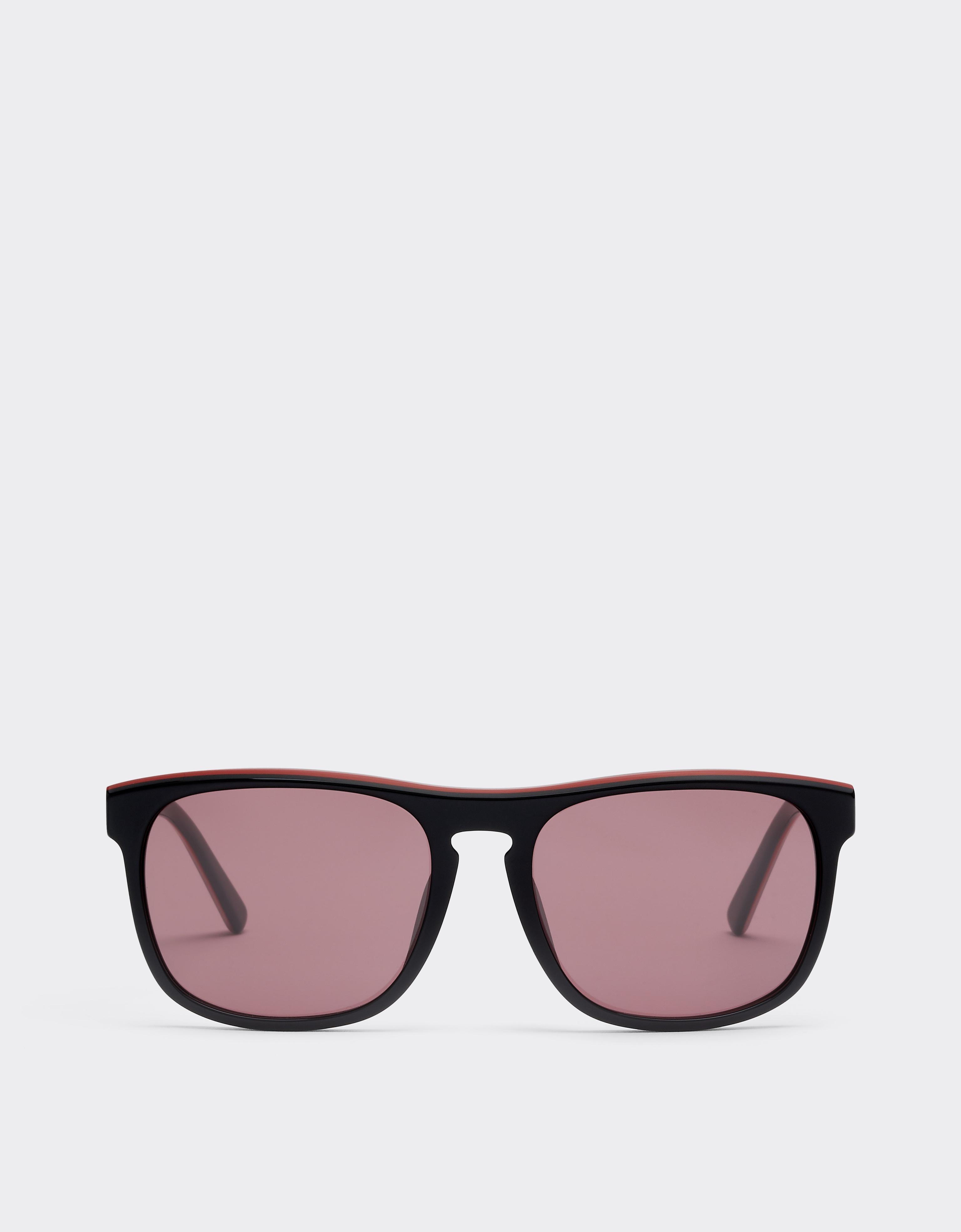 Scuderia Ferrari 0FZ6020 Sonnenbrille aus glänzend schwarzem Acetat mit exklusiven Contrast Pro™ Gläsern