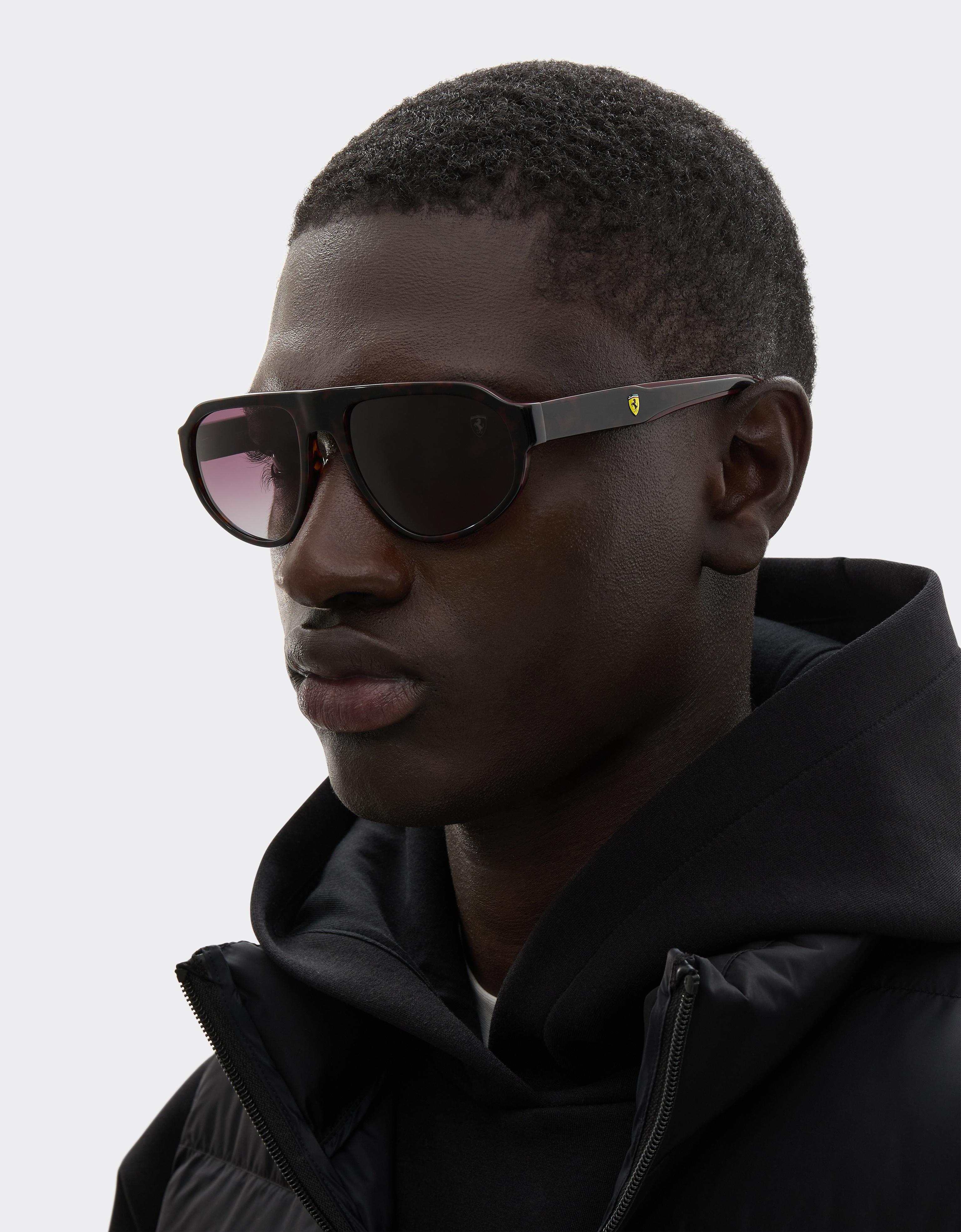 Scuderia Ferrari 0FZ6027 Sonnenbrille aus Havana- und Burgunder-Acetat mit rot verlaufenden Gläsern.