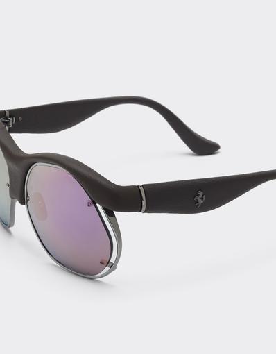 Lunettes de soleil en plastique moulé, métal et cuir marron foncé, avec verres gris à effet miroir rose