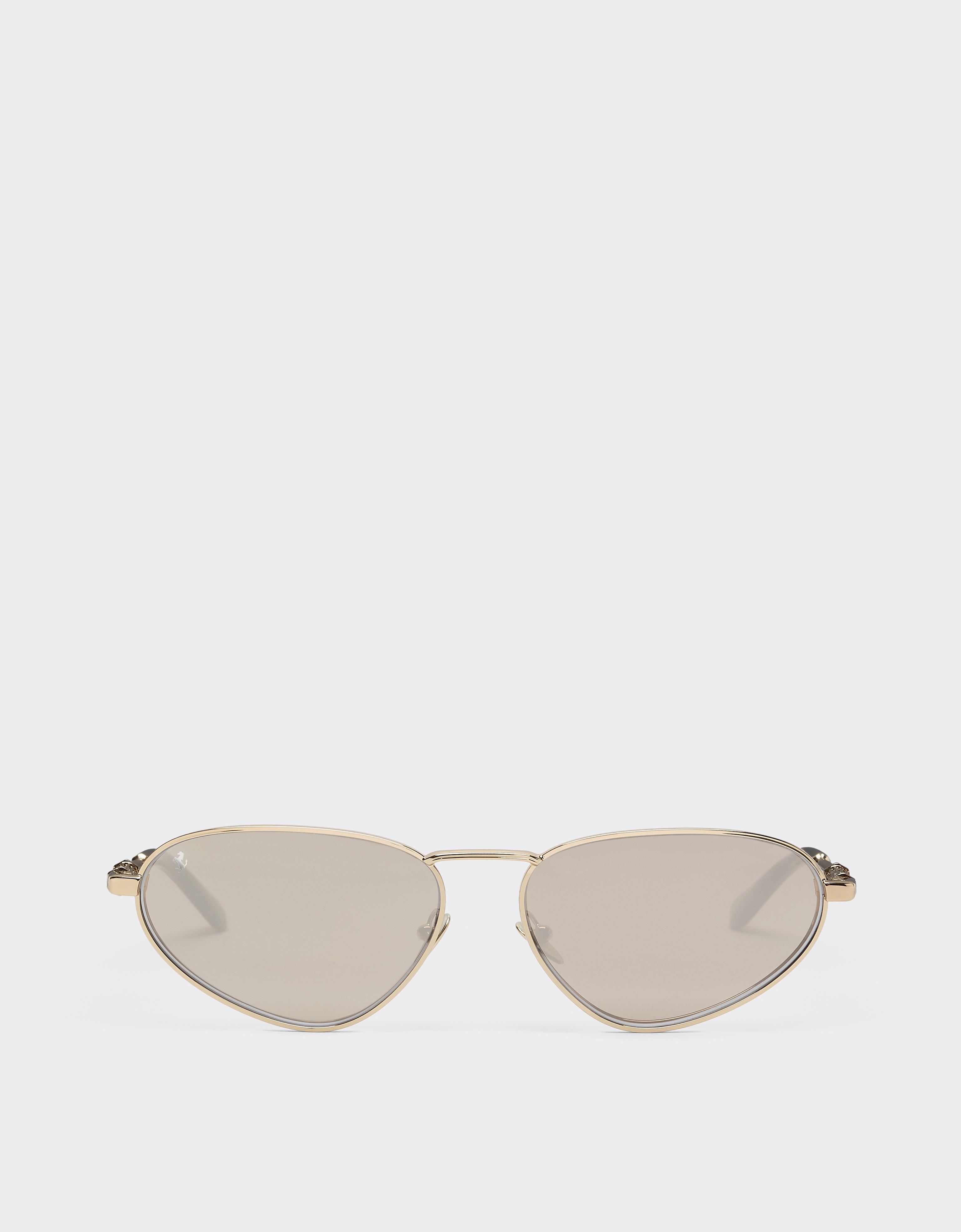 Gafas de sol de metal dorado con lentes blancas con efecto espejo dorado