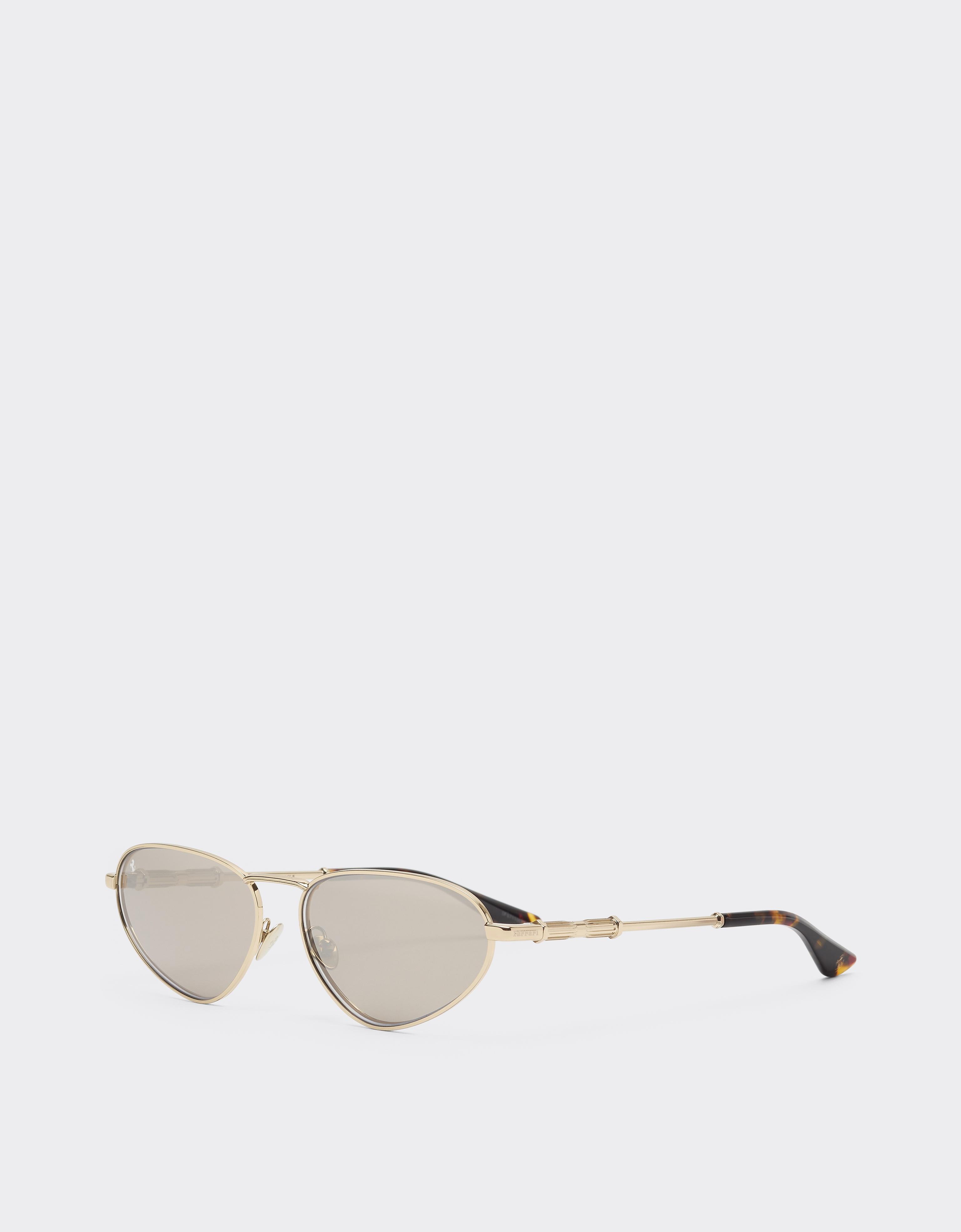 Gafas de sol de metal dorado con lentes blancas con efecto espejo dorado