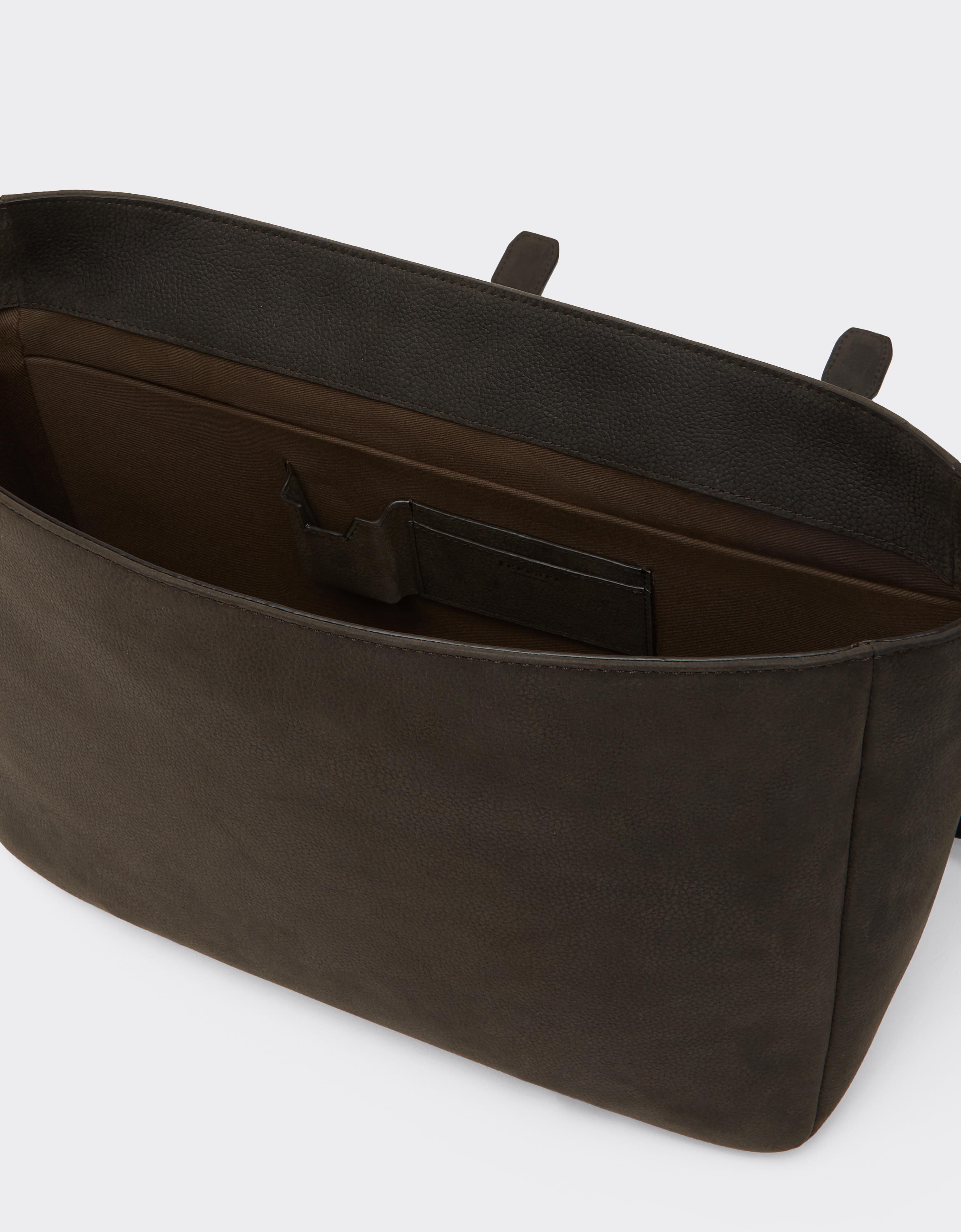 Bolso tipo mensajero de piel encerada
