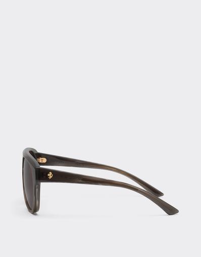 Lunettes de soleil en acétate gris strié avec verres rouges polarisés