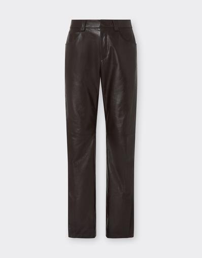 Pantalones de piel brillante con abertura