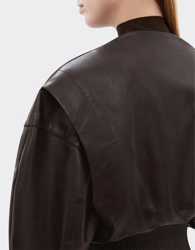 Bomber de piel brillante con cuello en V