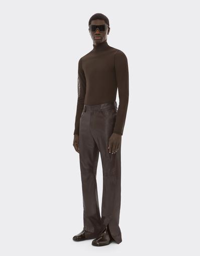 Pantalones de piel brillante con abertura