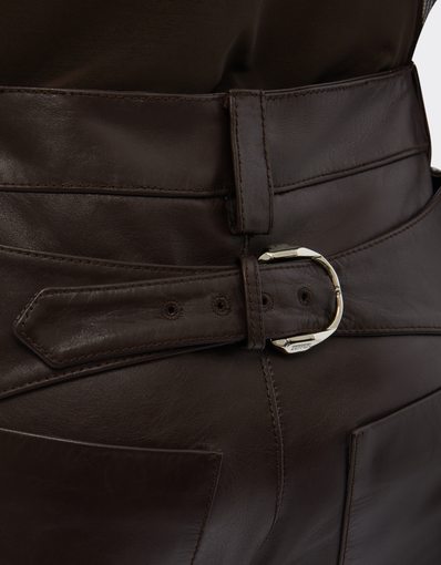 Pantalones de piel brillante con abertura
