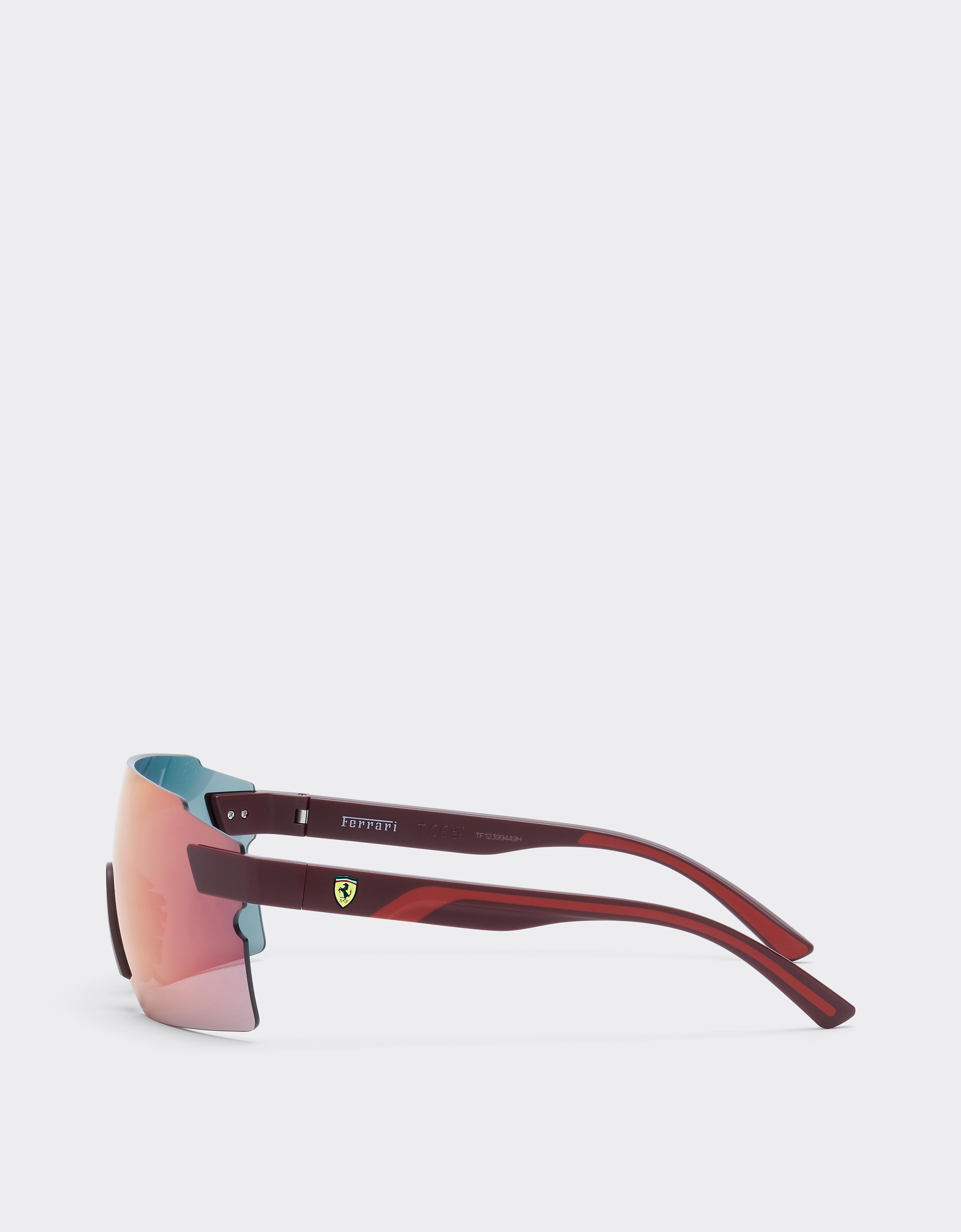Scuderia Ferrari 0FZ6024 Sonnenbrille aus Spritzguss mit dunkelgrau verspiegelt rot/gelben Gläsern.