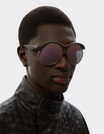 Lunettes de soleil en plastique moulé, métal et cuir marron foncé, avec verres gris à effet miroir rose