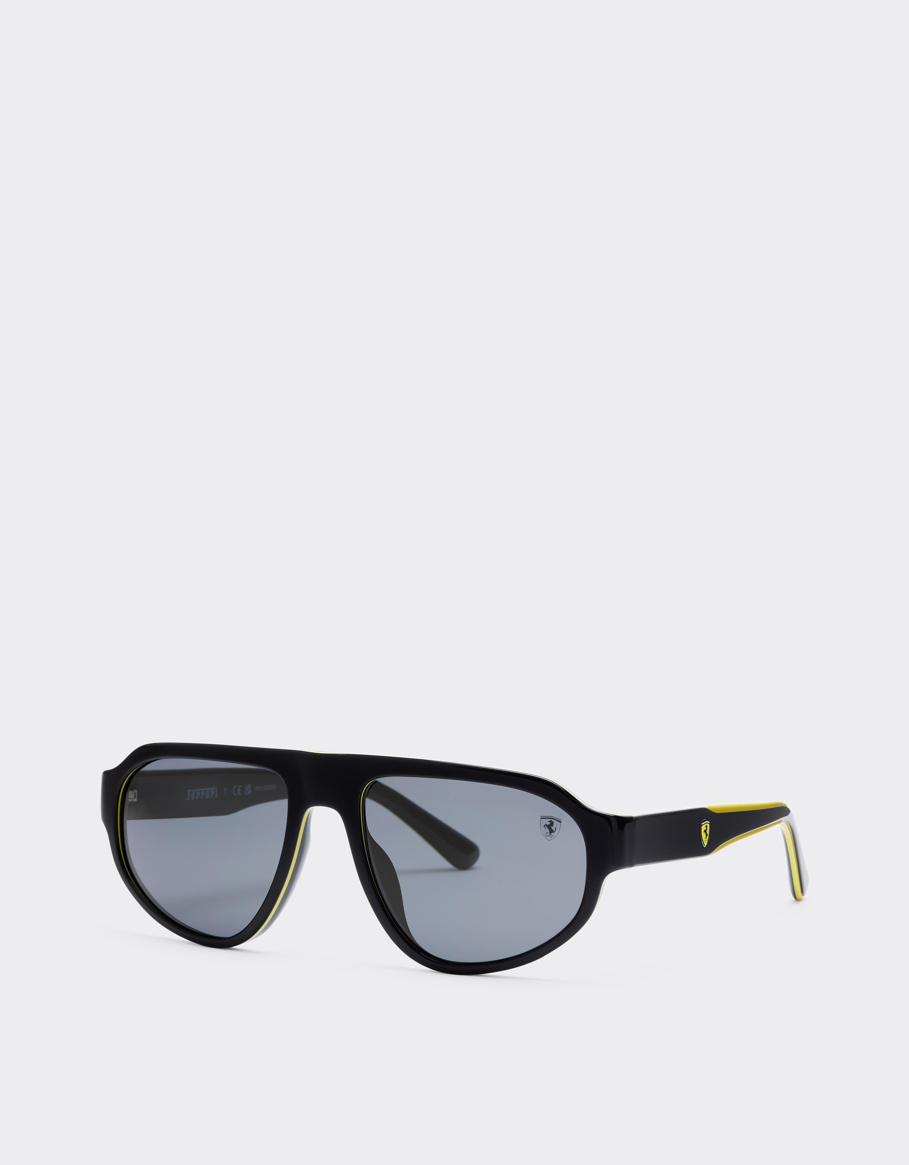 Scuderia Ferrari 0FZ6027 Sonnenbrille aus schwarzem und gelbem Acetat mit dunkelgrauen Gläsern.