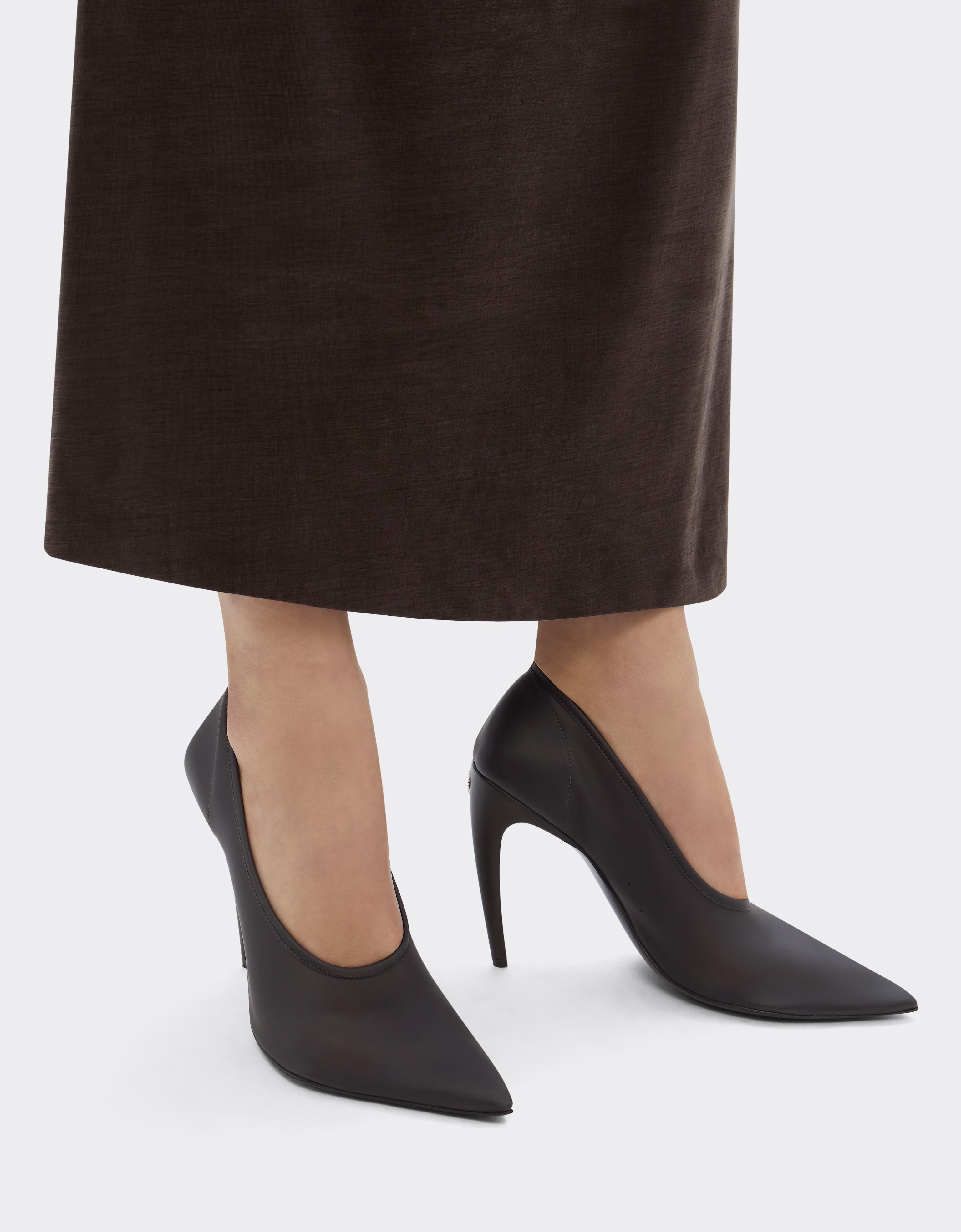 Zapatos de salón con efecto mate y Cavallino Rampante