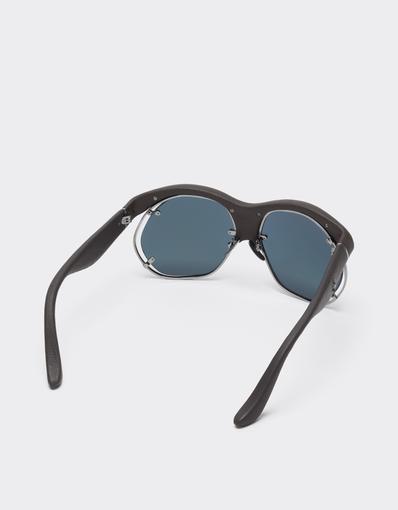 Lunettes de soleil en plastique moulé, métal et cuir marron foncé, avec verres gris à effet miroir rose